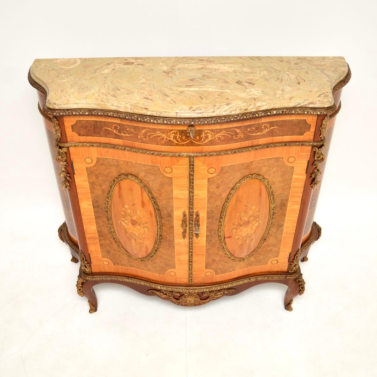Antique French Inlaid Marquetry Marble Top Cabinet mediados del siglo XX en venta