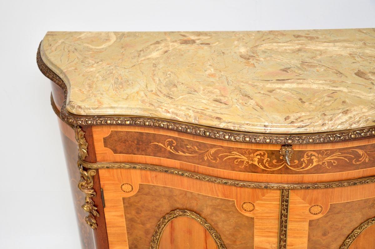 Antique French Inlaid Marquetry Marble Top Cabinet Bronce en venta