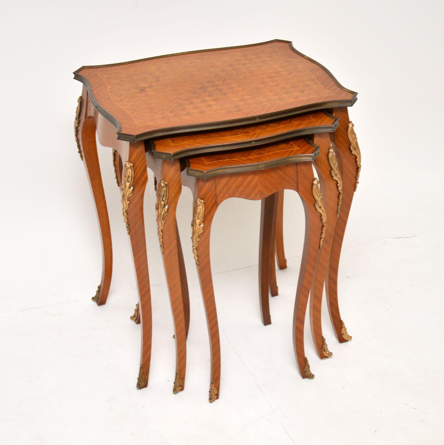 Magnifique et élégant ensemble de tables de style Louis XV, datant des années 1920-30.

La qualité est fabuleuse, ces objets sont très bien faits avec un magnifique design incrusté et des montures en bronze doré.

Nous les avons fait polir récemment