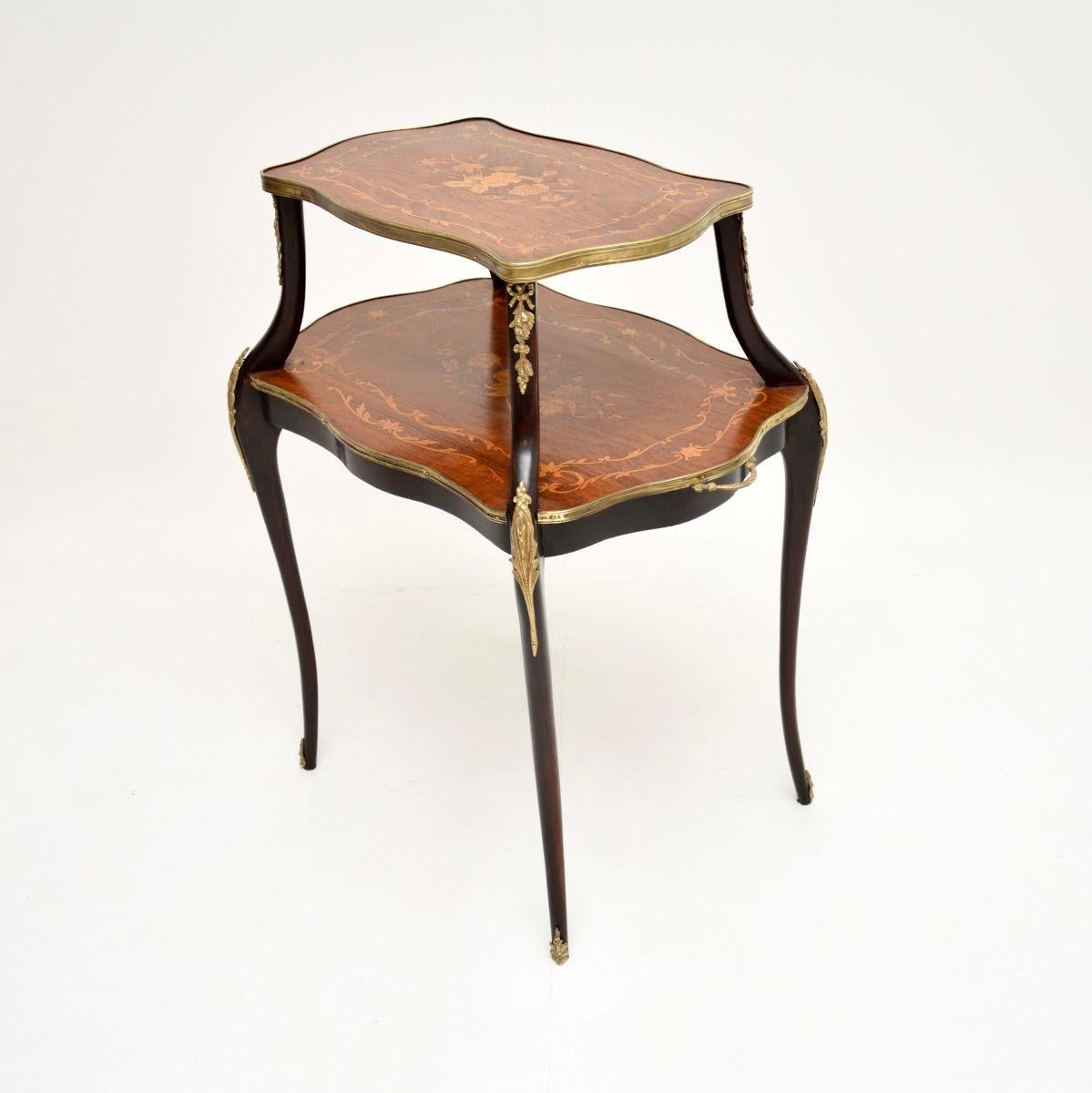 Antique French Etagere de nogal con incrustaciones Luis XV en venta