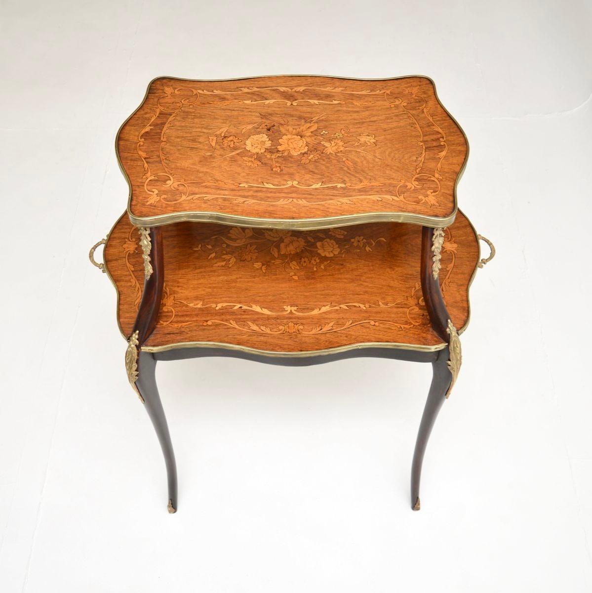 Antique French Etagere de nogal con incrustaciones Francés en venta