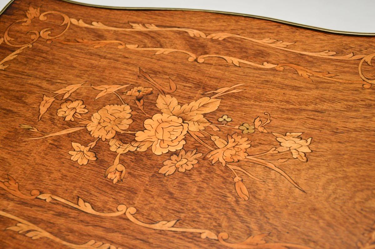 Antique French Etagere de nogal con incrustaciones Ormolú en venta