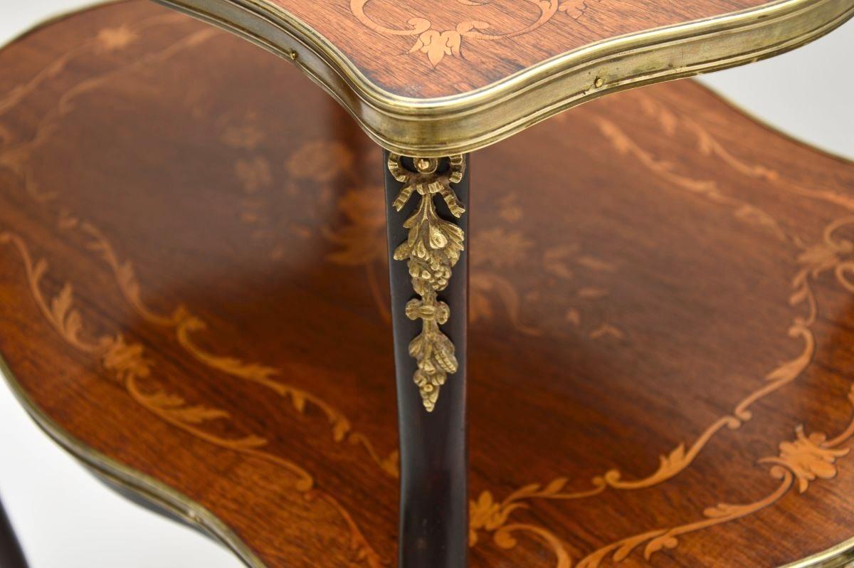 Antique French Etagere de nogal con incrustaciones en venta 2