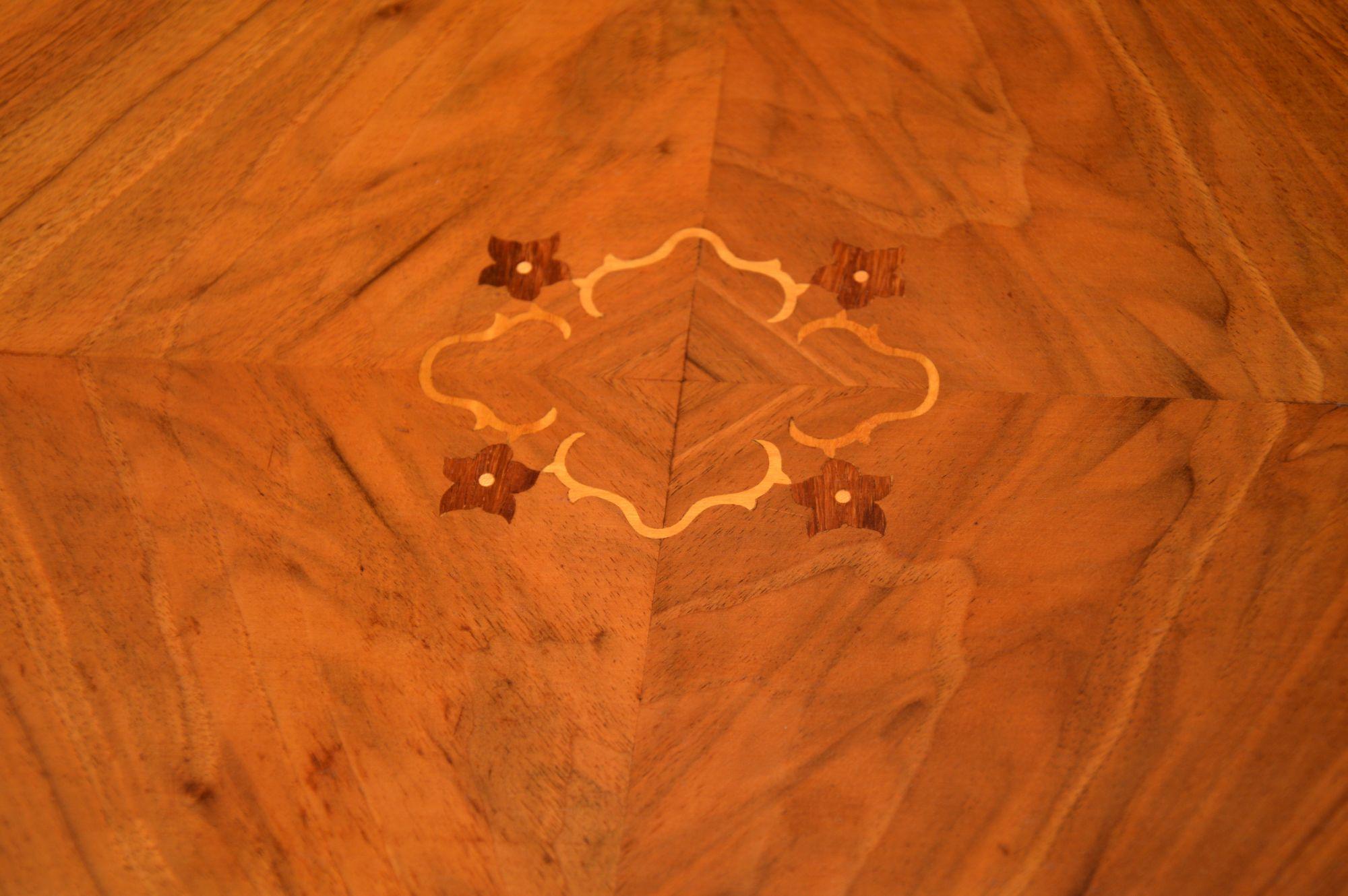 Antikes französisches Set aus drei Tischen aus Nussbaumholz mit Intarsien im Angebot 3