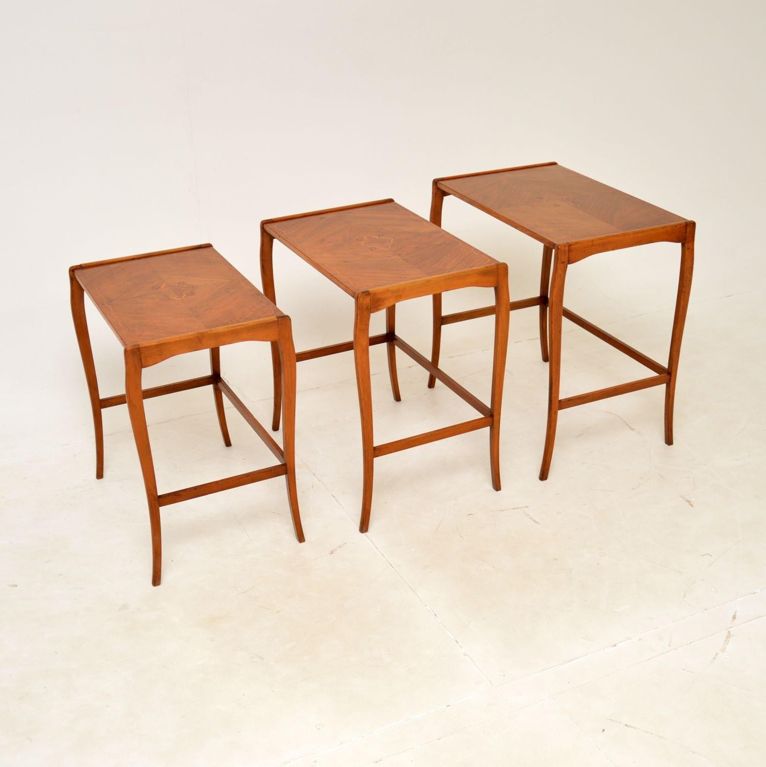 Antikes französisches Set aus drei Tischen aus Nussbaumholz mit Intarsien im Zustand „Gut“ im Angebot in London, GB