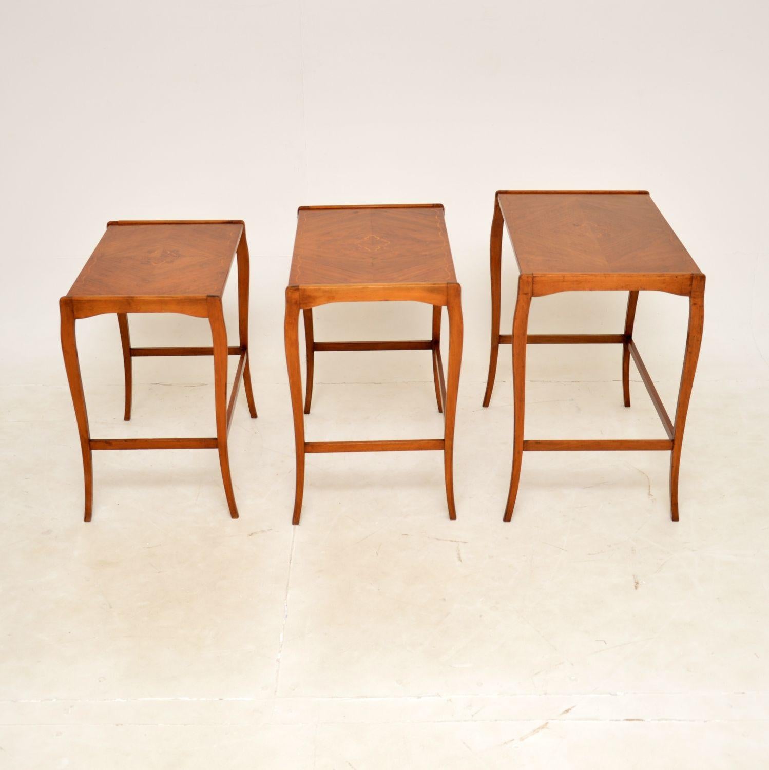Antikes französisches Set aus drei Tischen aus Nussbaumholz mit Intarsien (Frühes 20. Jahrhundert) im Angebot