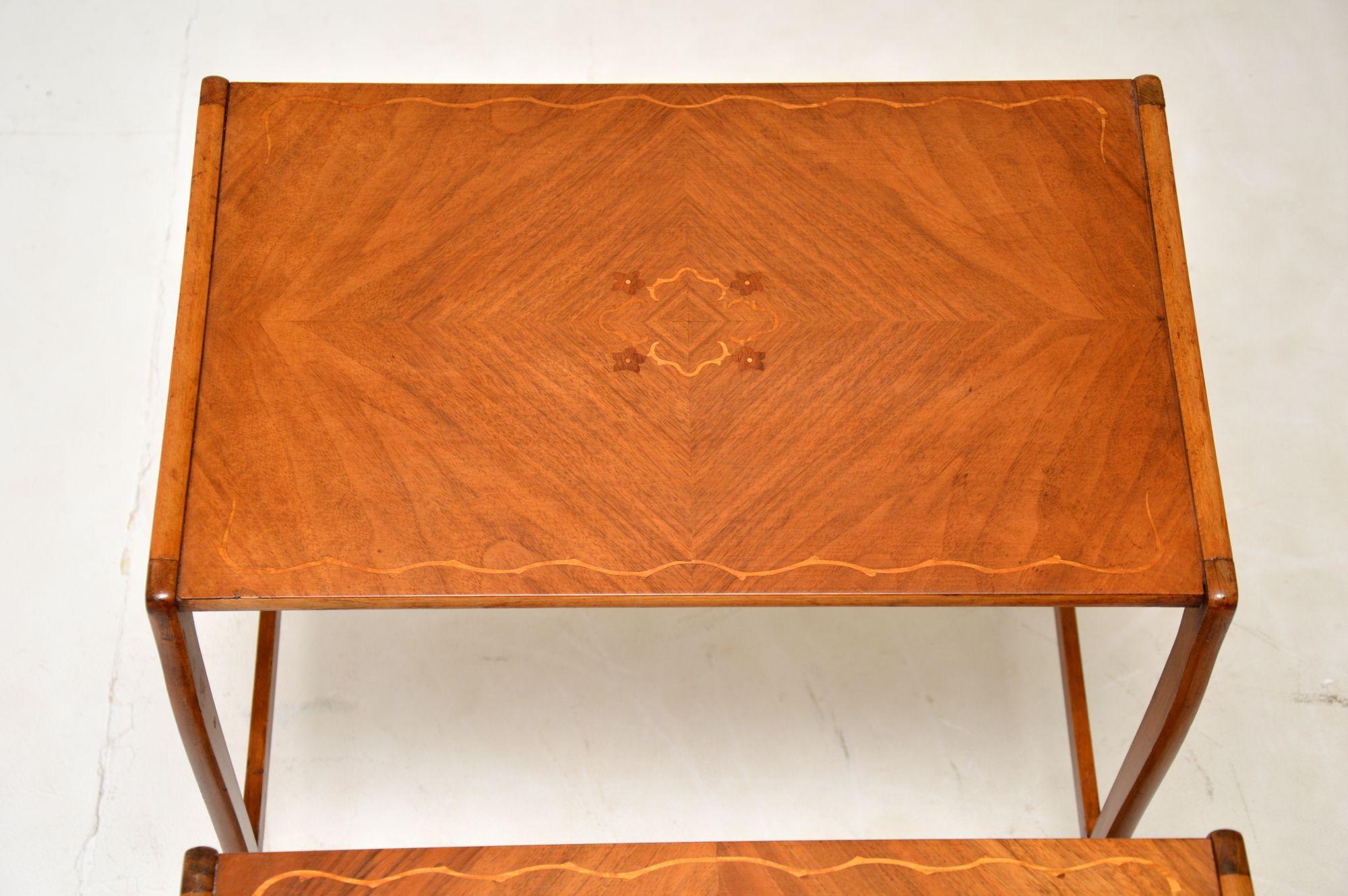 Antikes französisches Set aus drei Tischen aus Nussbaumholz mit Intarsien (Walnuss) im Angebot