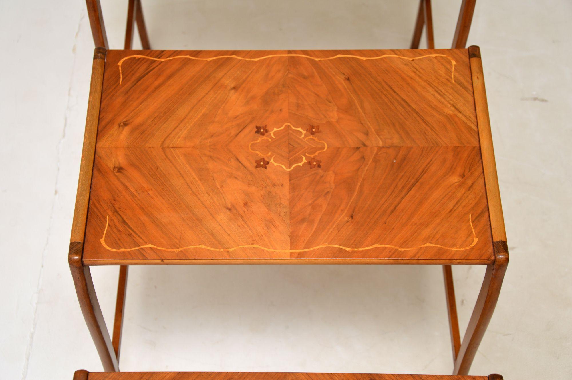 Antikes französisches Set aus drei Tischen aus Nussbaumholz mit Intarsien im Angebot 1