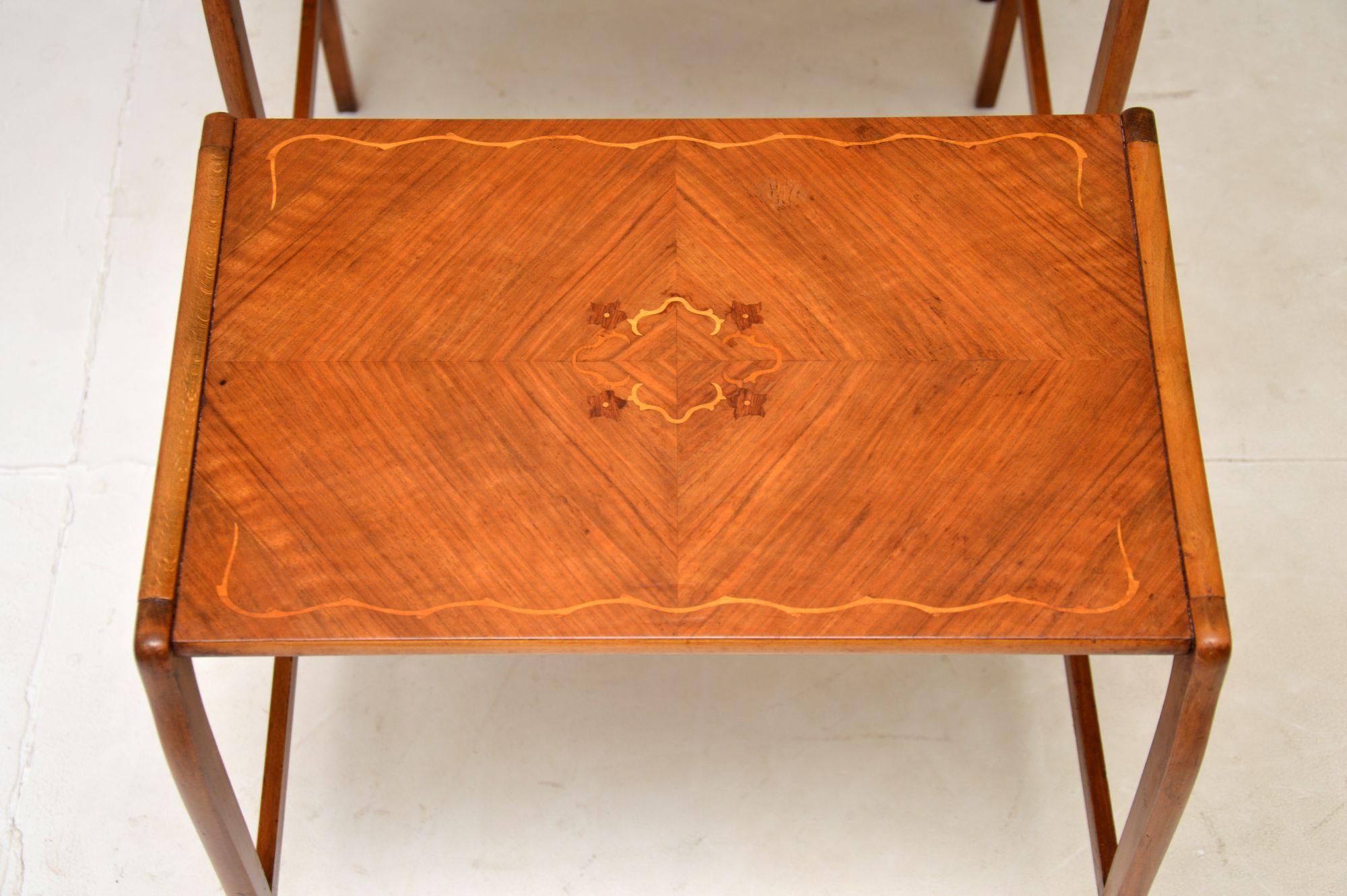 Antikes französisches Set aus drei Tischen aus Nussbaumholz mit Intarsien im Angebot 2