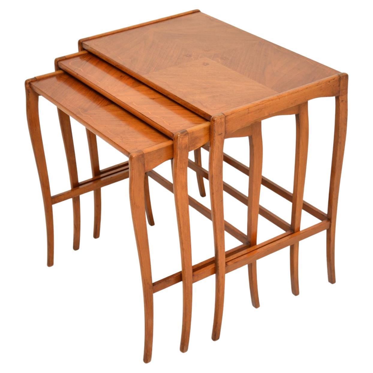 Antikes französisches Set aus drei Tischen aus Nussbaumholz mit Intarsien (Französisch) im Angebot