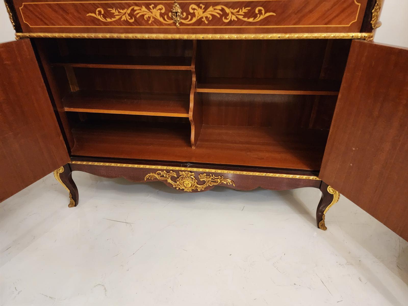 Antique  Cabinet français à dessus de marbre blanc marqueté Excellent état - En vente à Dallas, TX