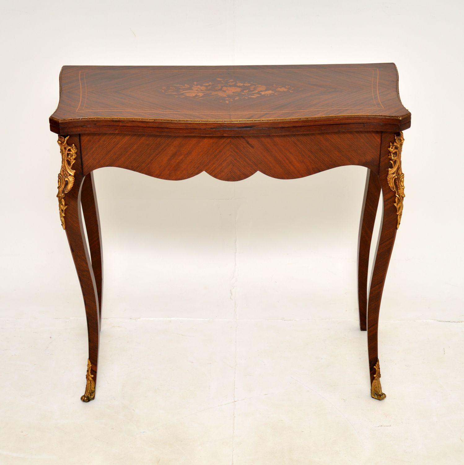 A stunning and elegant antique French card table in wood, dating from around the 1900-1920 period.
This is of amazing quality, and is beautifully designed. The construction is all solid wood, with incredible veneers all over the top, sides and