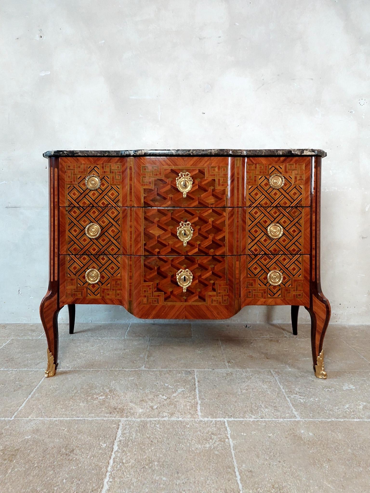 Antique intarsia oak commode with geometric patterns. Transition Louis Seize, Paris, ca. 1770. Stamped / signed under the marble top Joseph Schmitz, furniture maker or ébéniste in Paris (active as maître from June 18, 1761 to his death in 1782 on