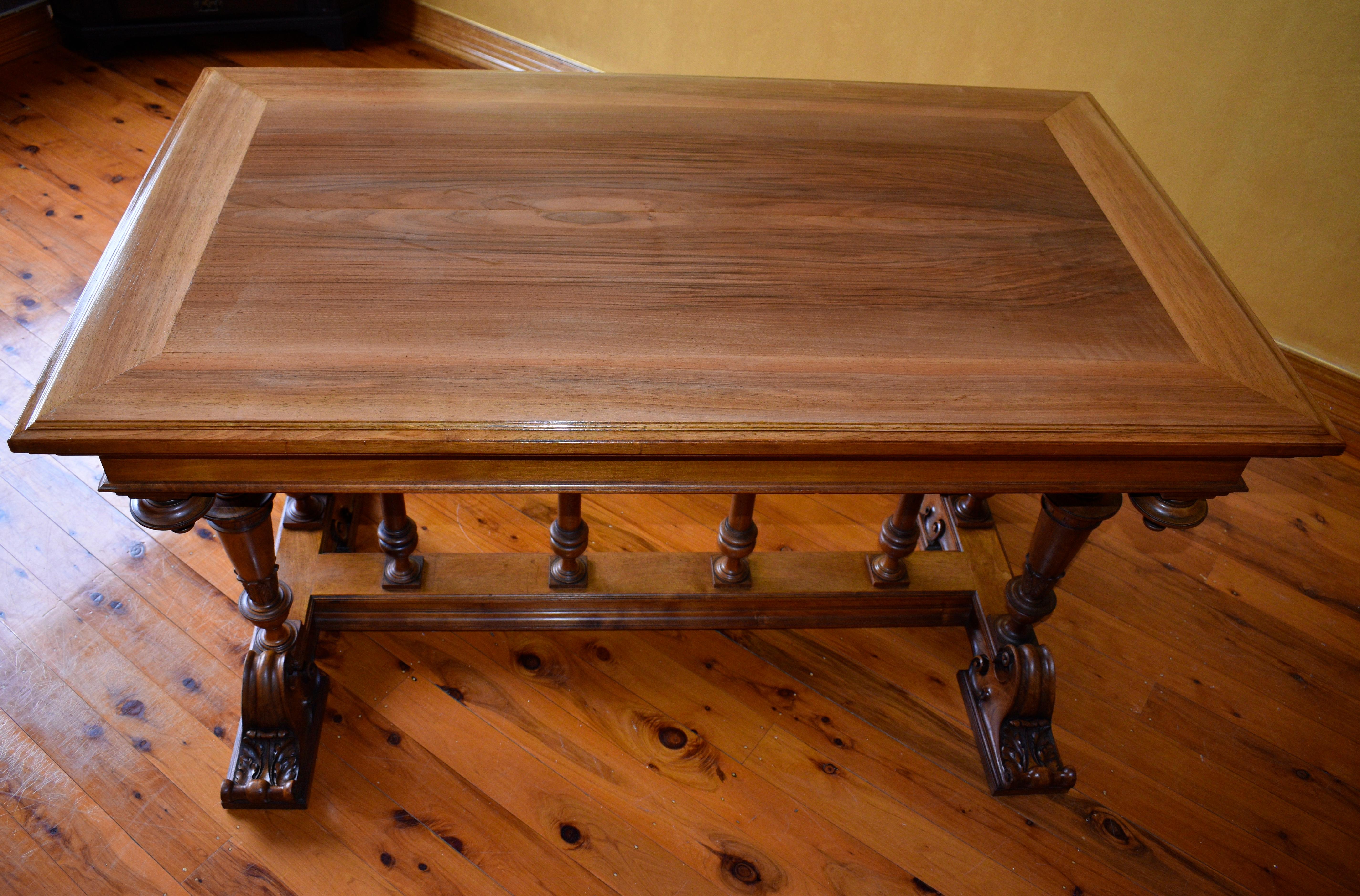 Antiker französischer aufwändiger geschnitzter Tisch aus Nussbaumholz mit einer Schublade im Angebot 9