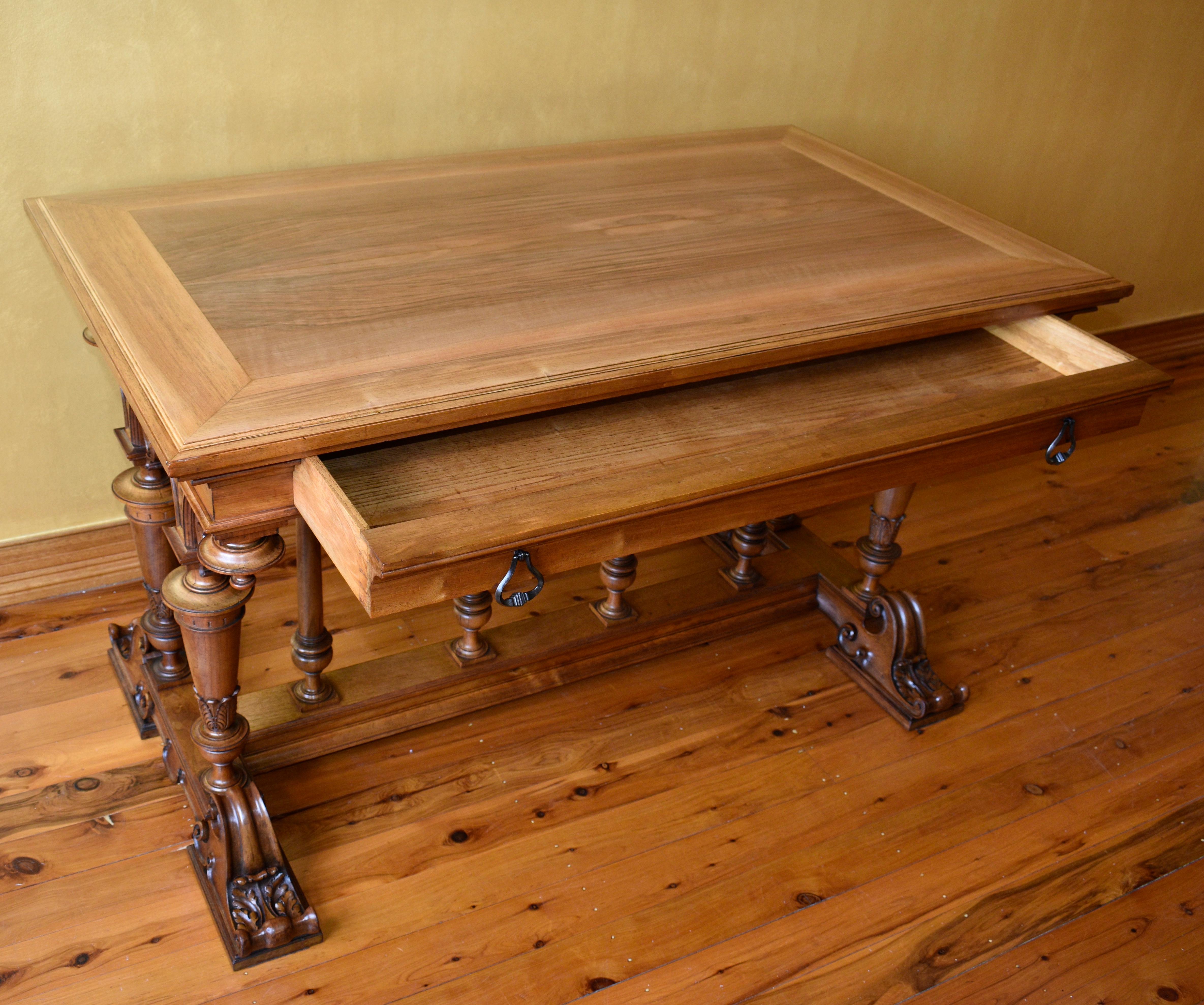 Antiker französischer aufwändiger geschnitzter Tisch aus Nussbaumholz mit einer Schublade im Angebot 10