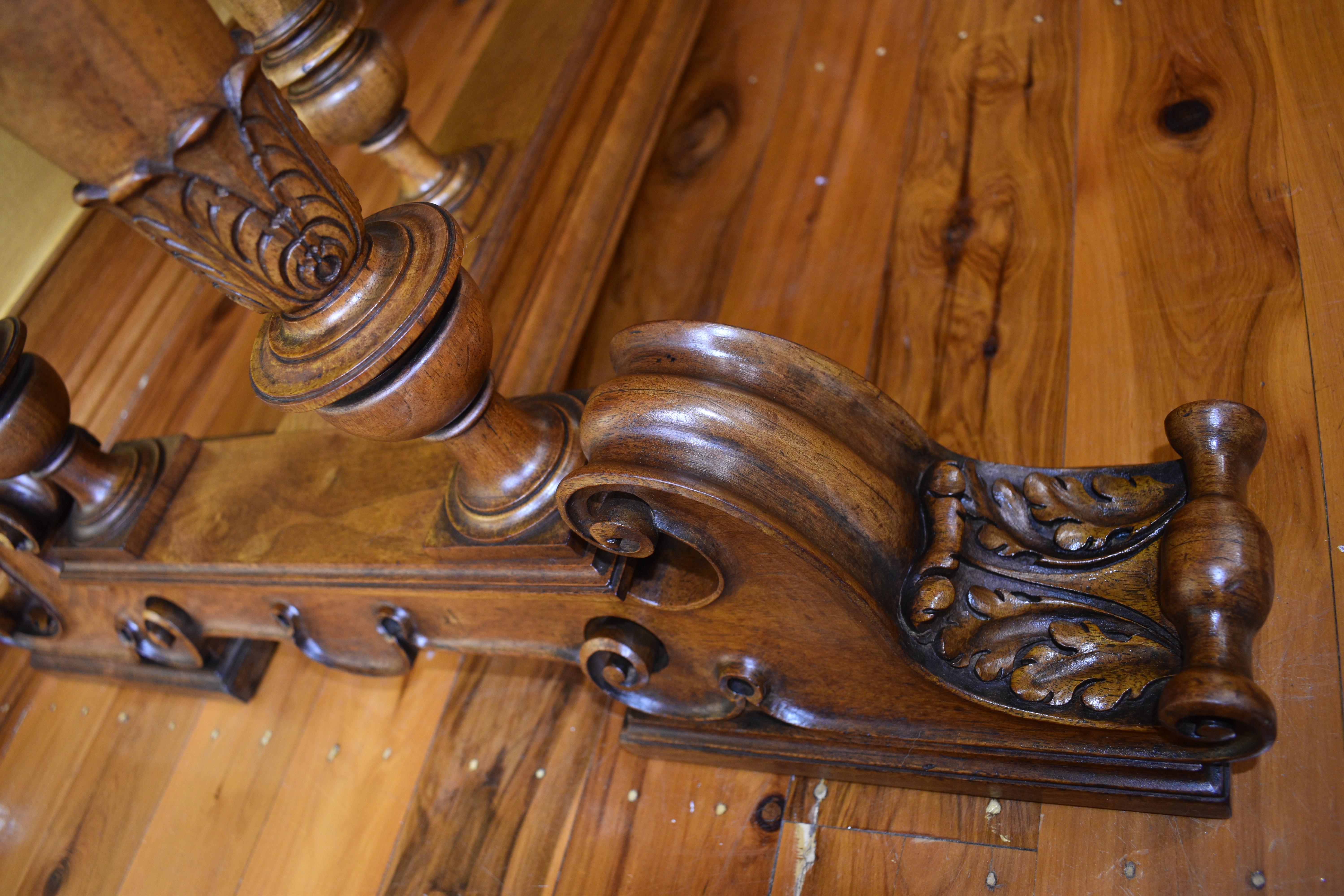 Antiker französischer aufwändiger geschnitzter Tisch aus Nussbaumholz mit einer Schublade im Angebot 3