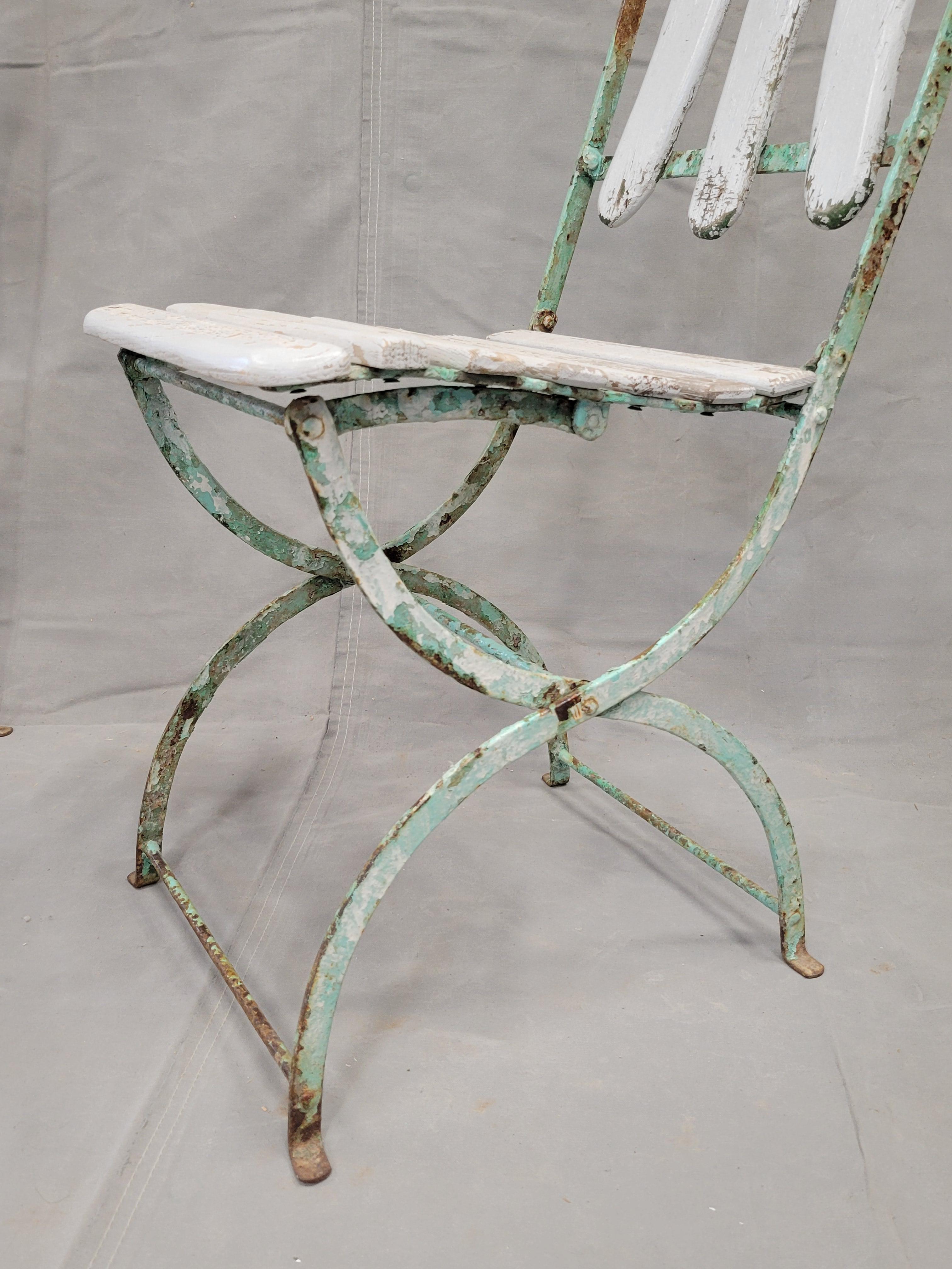 Antike französische klappbare Bistro-Gartenstühle aus Eisen und Holz aus Eisen – 3er-Set im Angebot 3