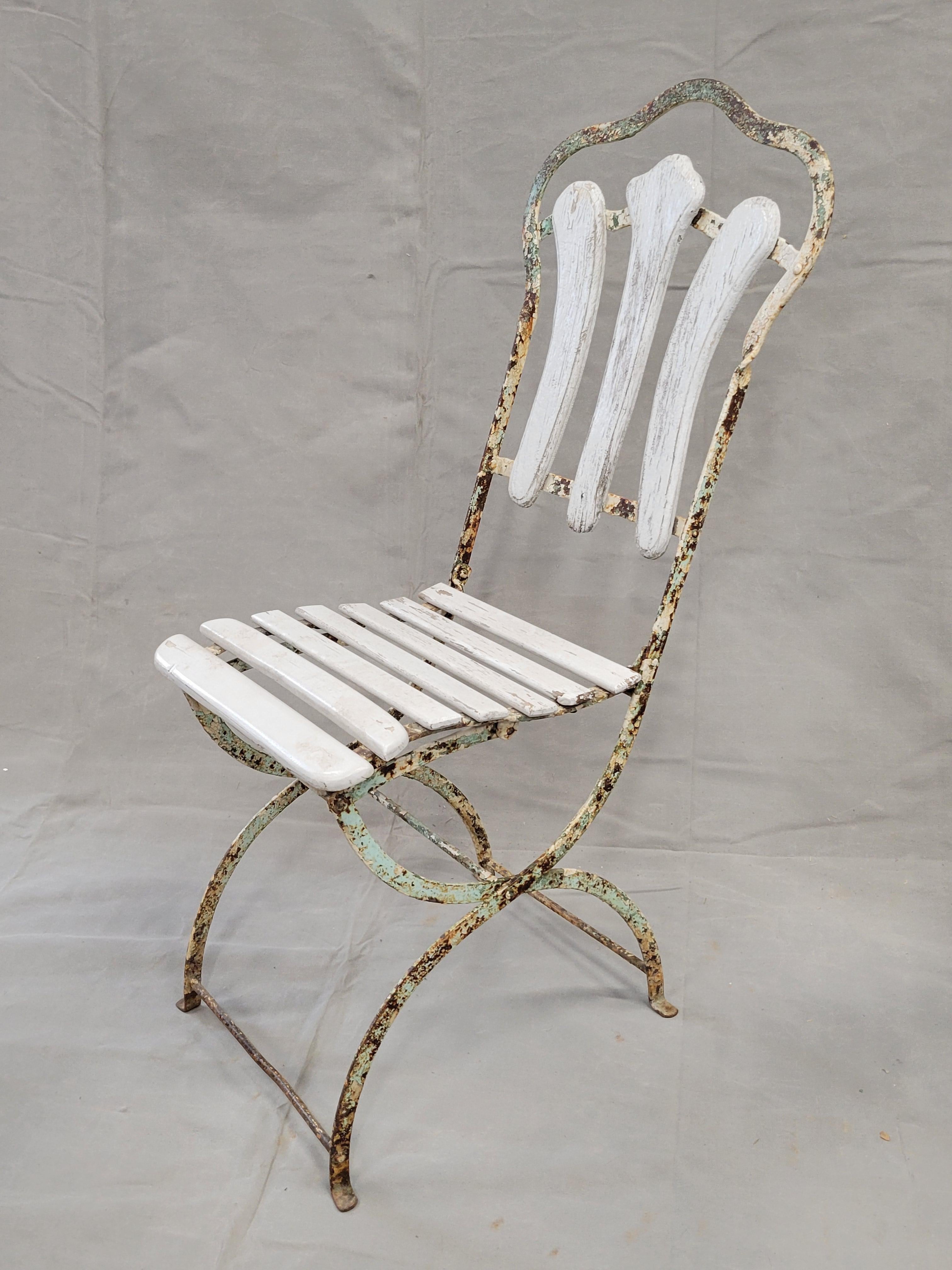 Fait main Chaises de jardin pliantes françaises anciennes en fer et bois - Lot de 3 en vente