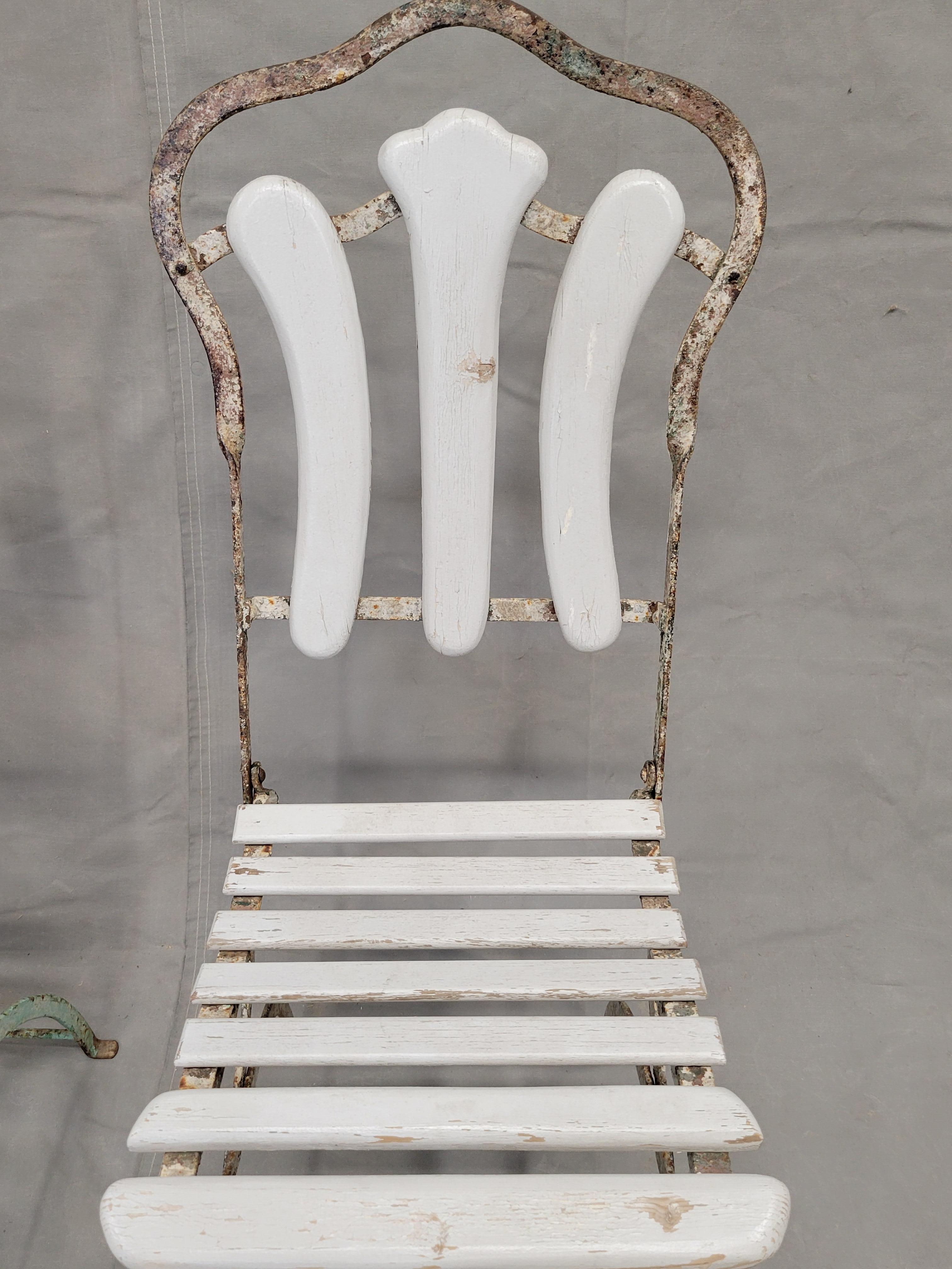 Antike französische klappbare Bistro-Gartenstühle aus Eisen und Holz aus Eisen – 3er-Set (20. Jahrhundert) im Angebot