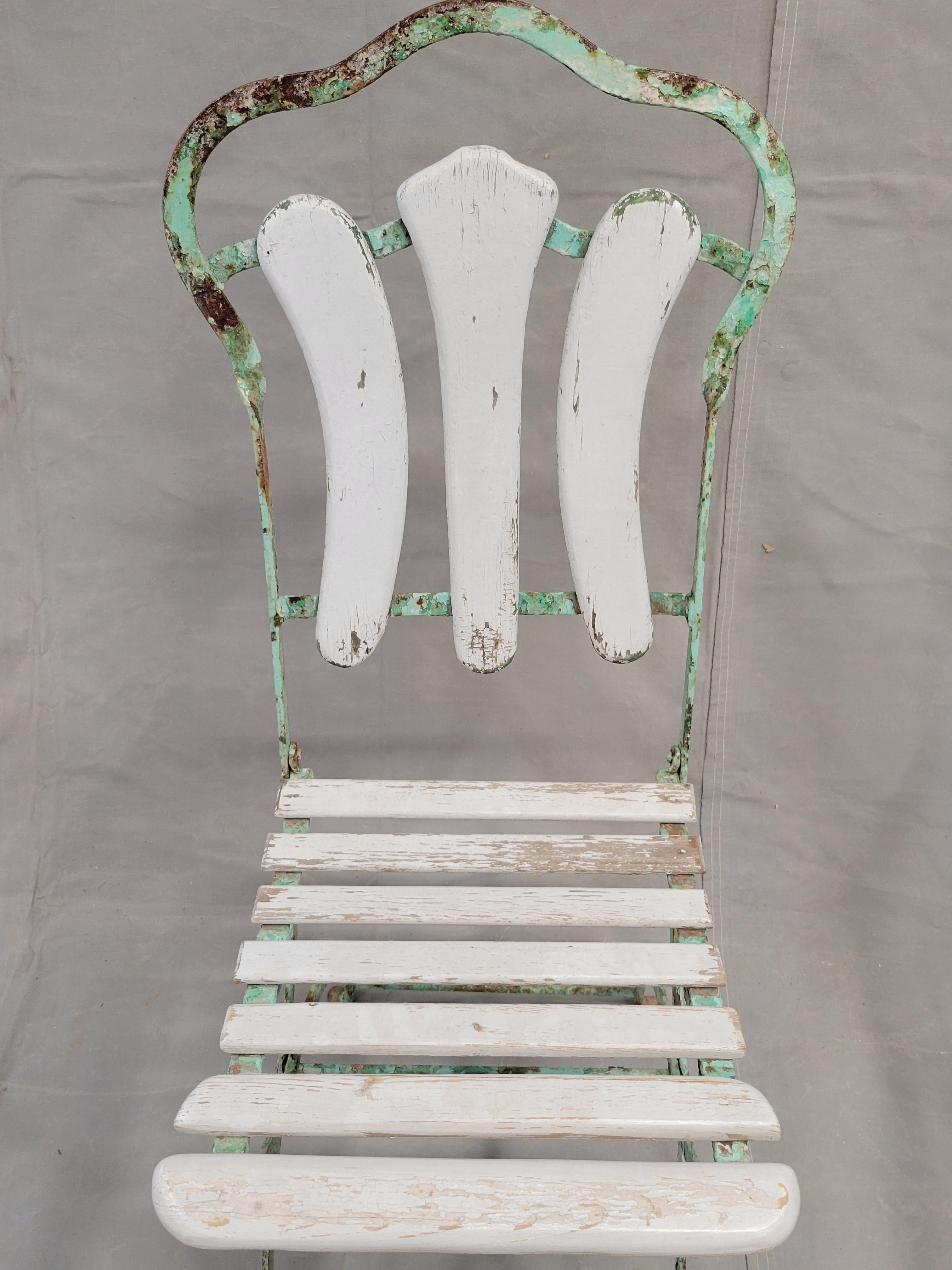 Antike französische klappbare Bistro-Gartenstühle aus Eisen und Holz aus Eisen – 3er-Set im Angebot 1