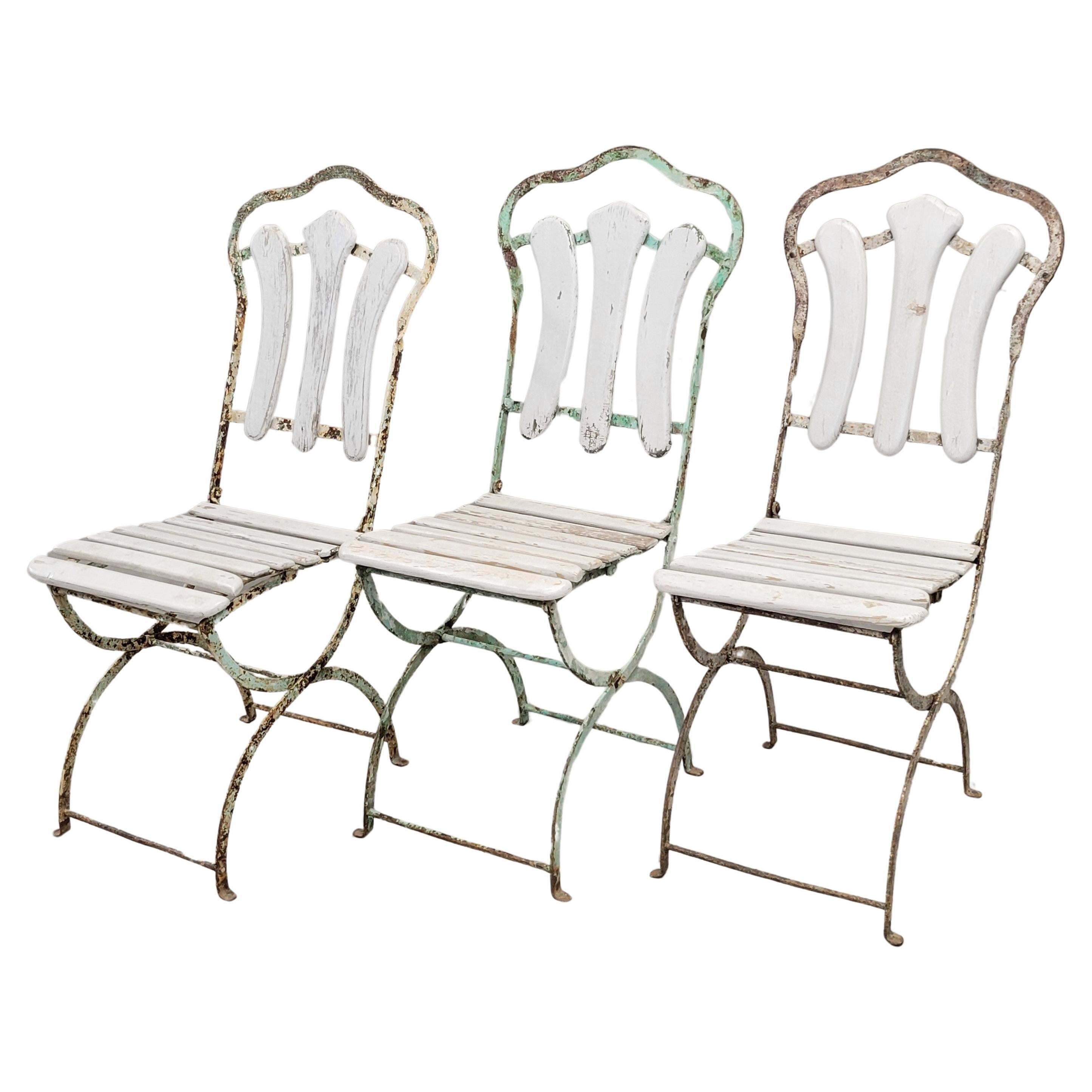 Antike französische klappbare Bistro-Gartenstühle aus Eisen und Holz aus Eisen – 3er-Set im Angebot