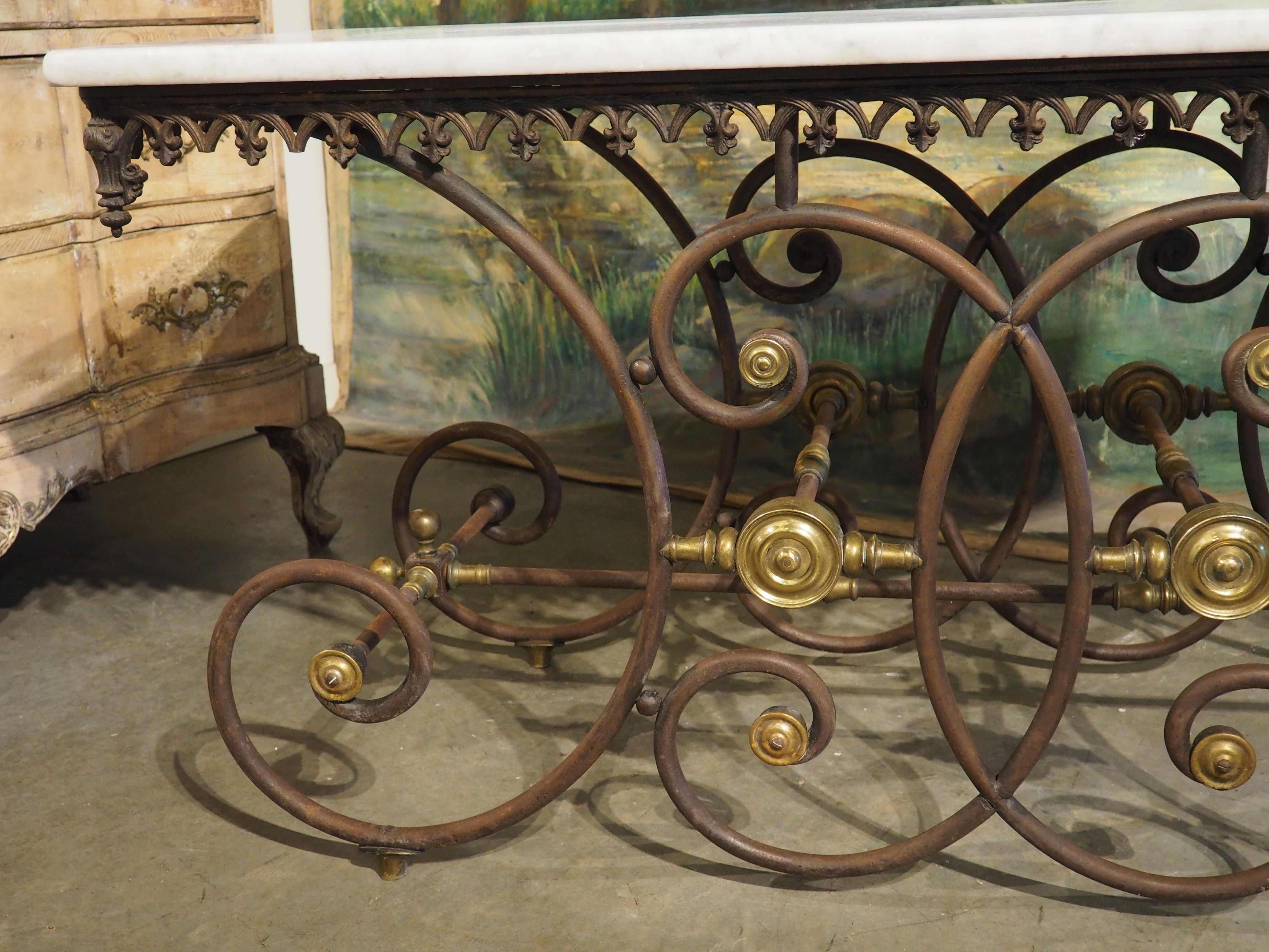 Antique French Table de Boucher oder Gebäcktisch aus Eisen, Messing und Marmor, um 1890 (Französisch) im Angebot