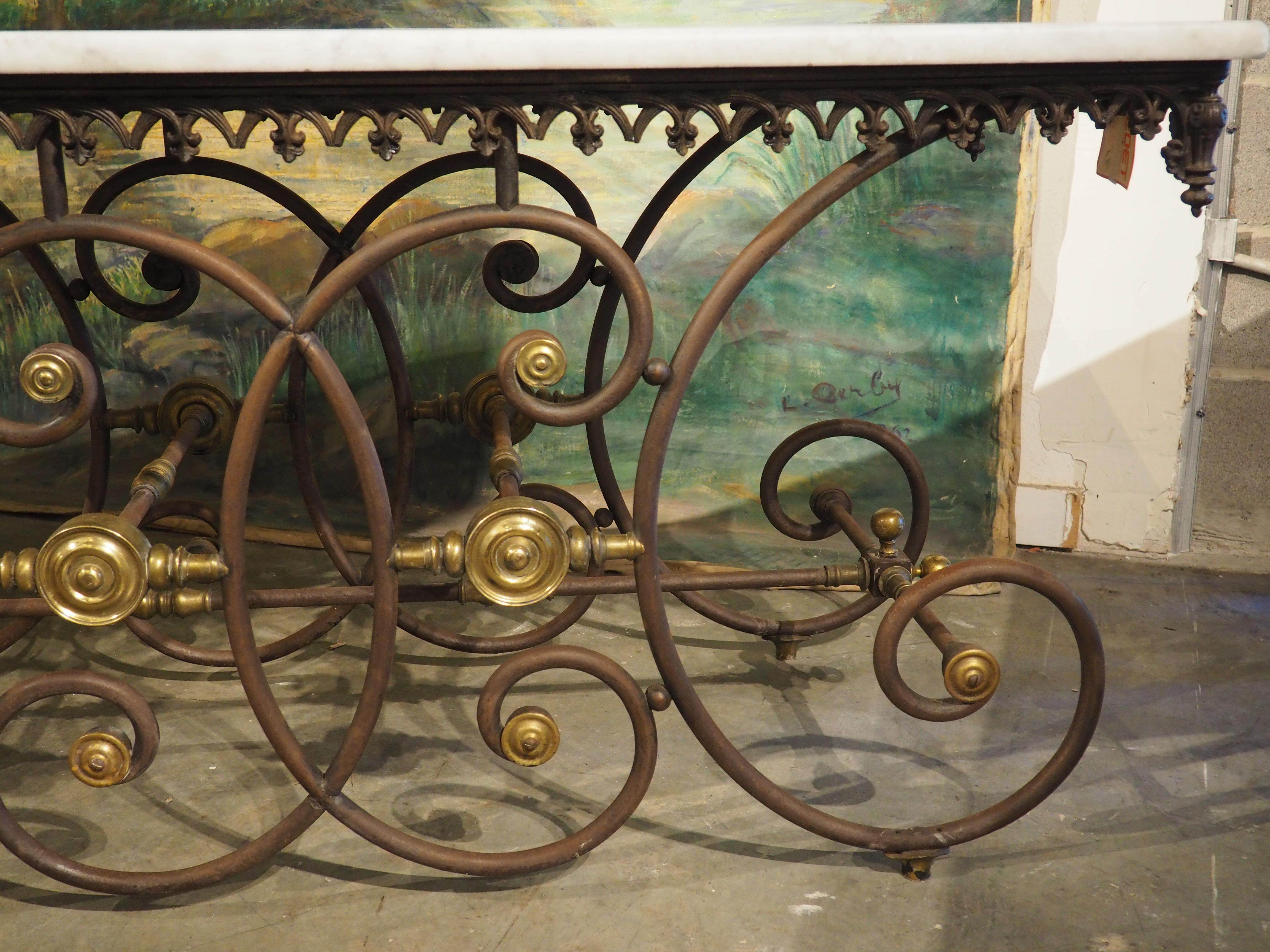 Antique French Table de Boucher oder Gebäcktisch aus Eisen, Messing und Marmor, um 1890 (Handgeschnitzt) im Angebot