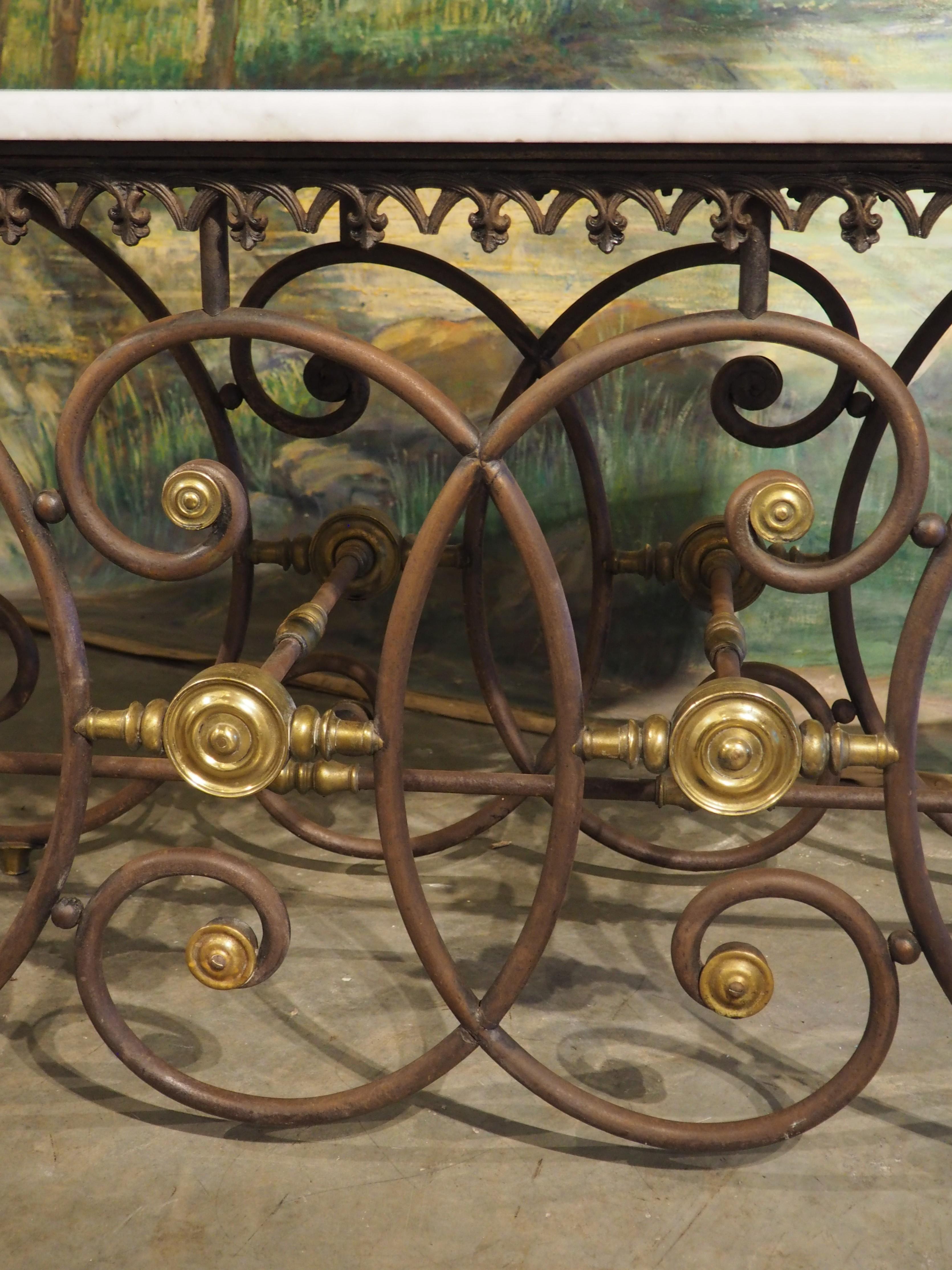 Antique French Table de Boucher oder Gebäcktisch aus Eisen, Messing und Marmor, um 1890 im Zustand „Gut“ im Angebot in Dallas, TX
