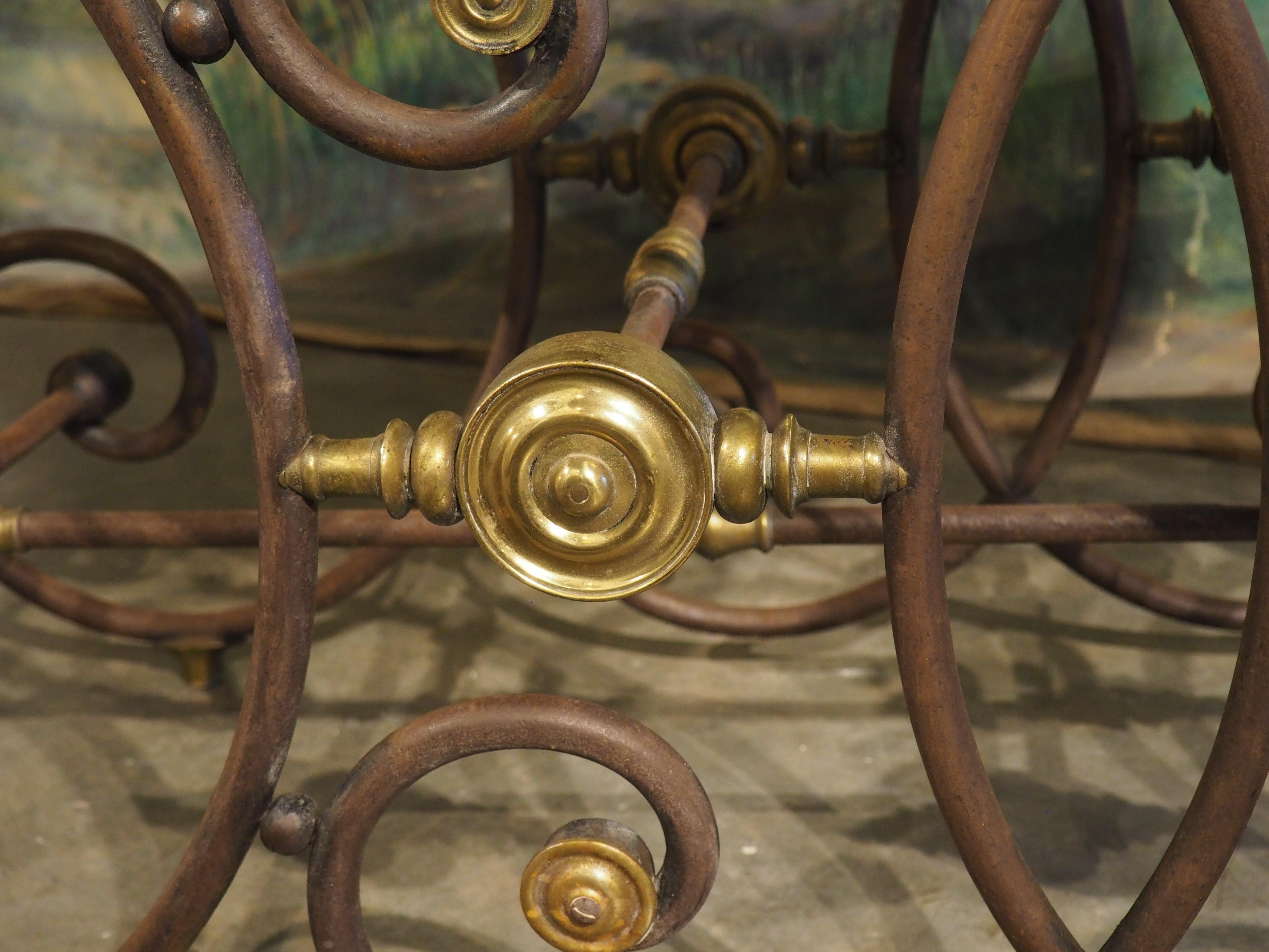 Antique French Table de Boucher oder Gebäcktisch aus Eisen, Messing und Marmor, um 1890 (Metall) im Angebot