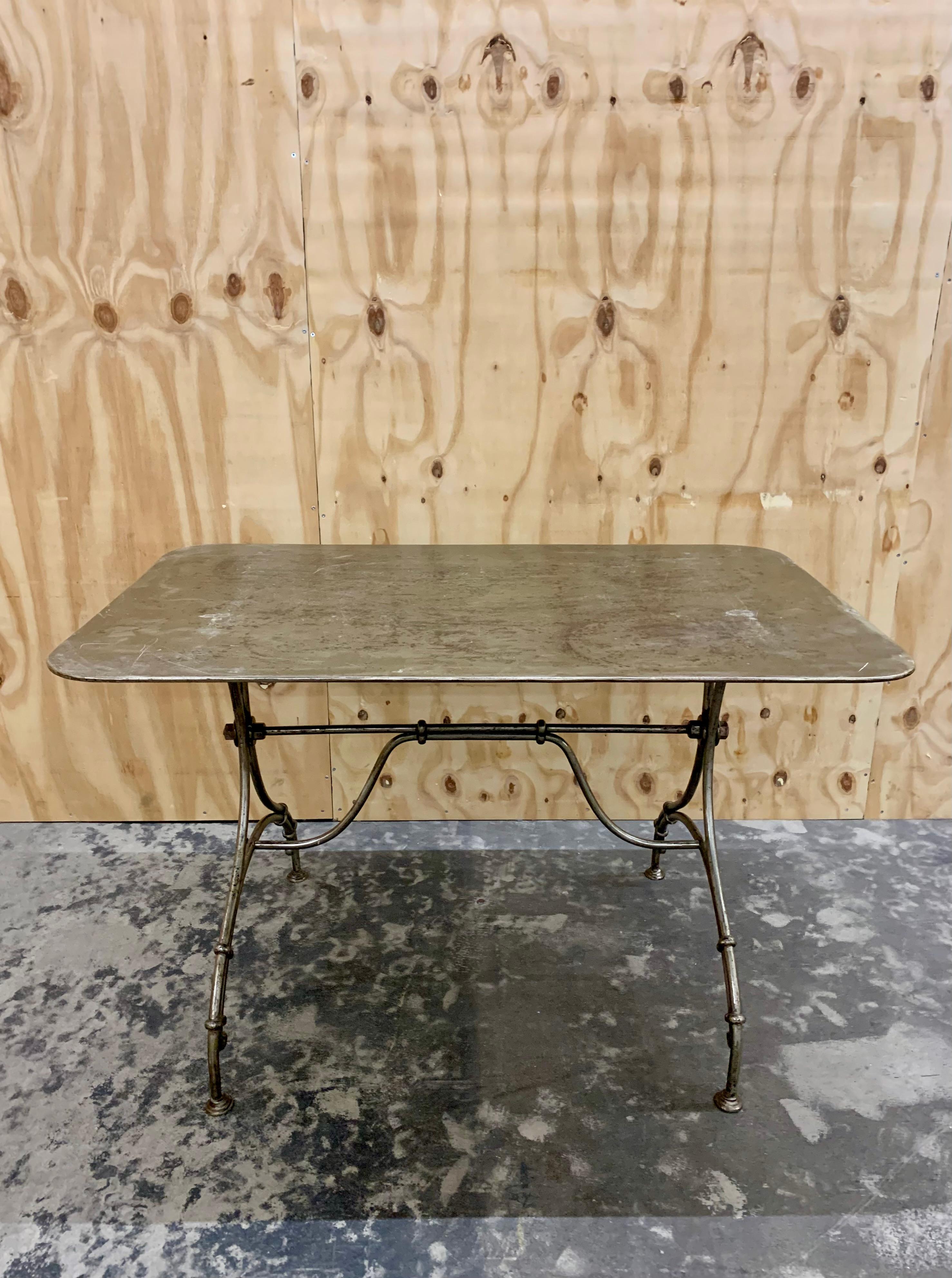 Merveilleuse table de salle à manger antique en fer forgé pouvant accueillir confortablement 6 personnes. La table française a été décapée et polie jusqu'au fer brut. 

