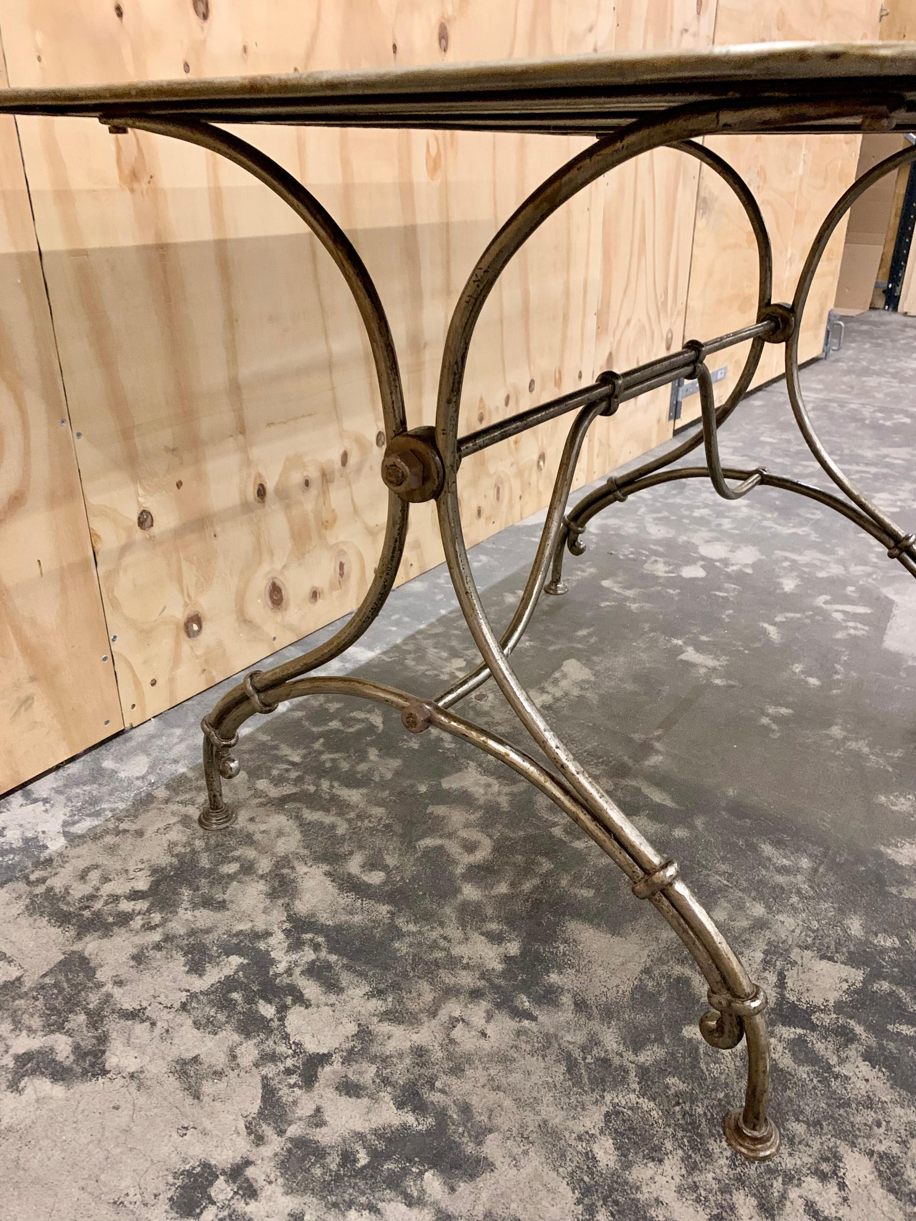 Fer Ancienne table de salle à manger en fer français en vente