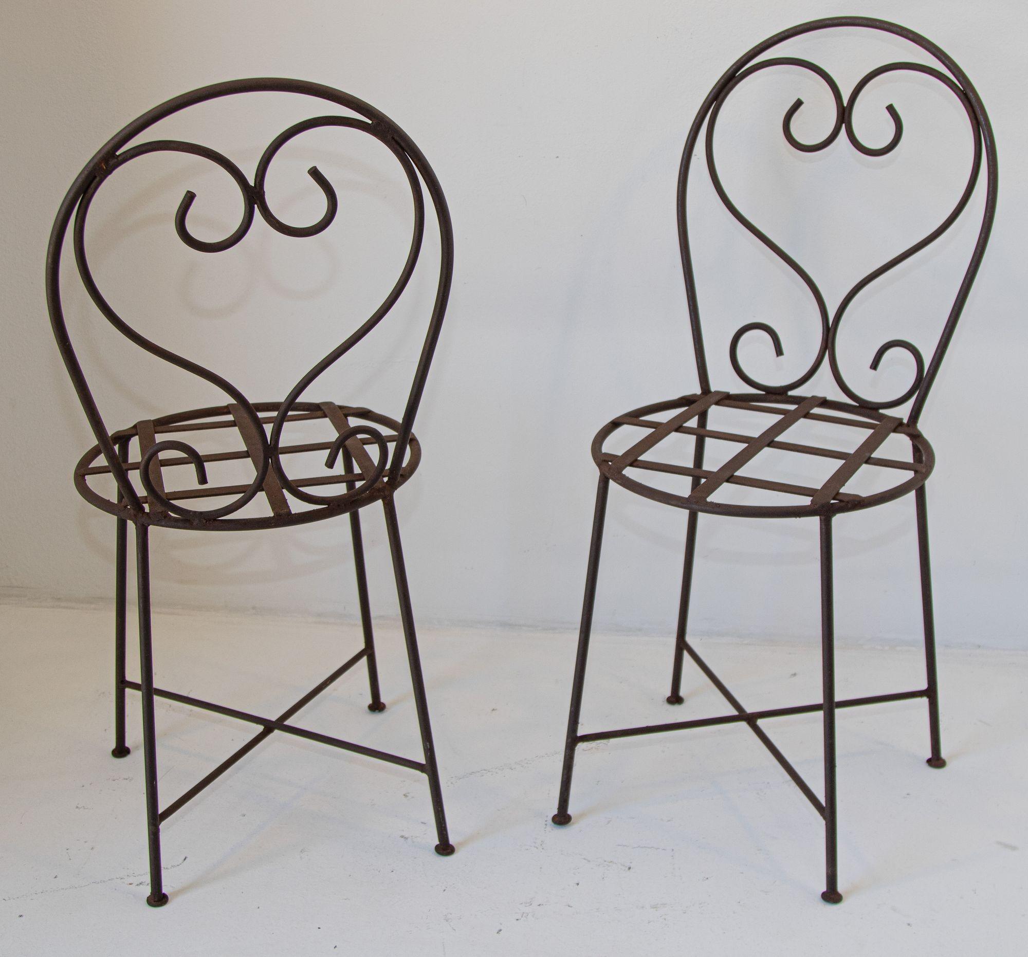 20ième siècle Paire de chaises de bistrot d'extérieur françaises anciennes en fer forgé en vente