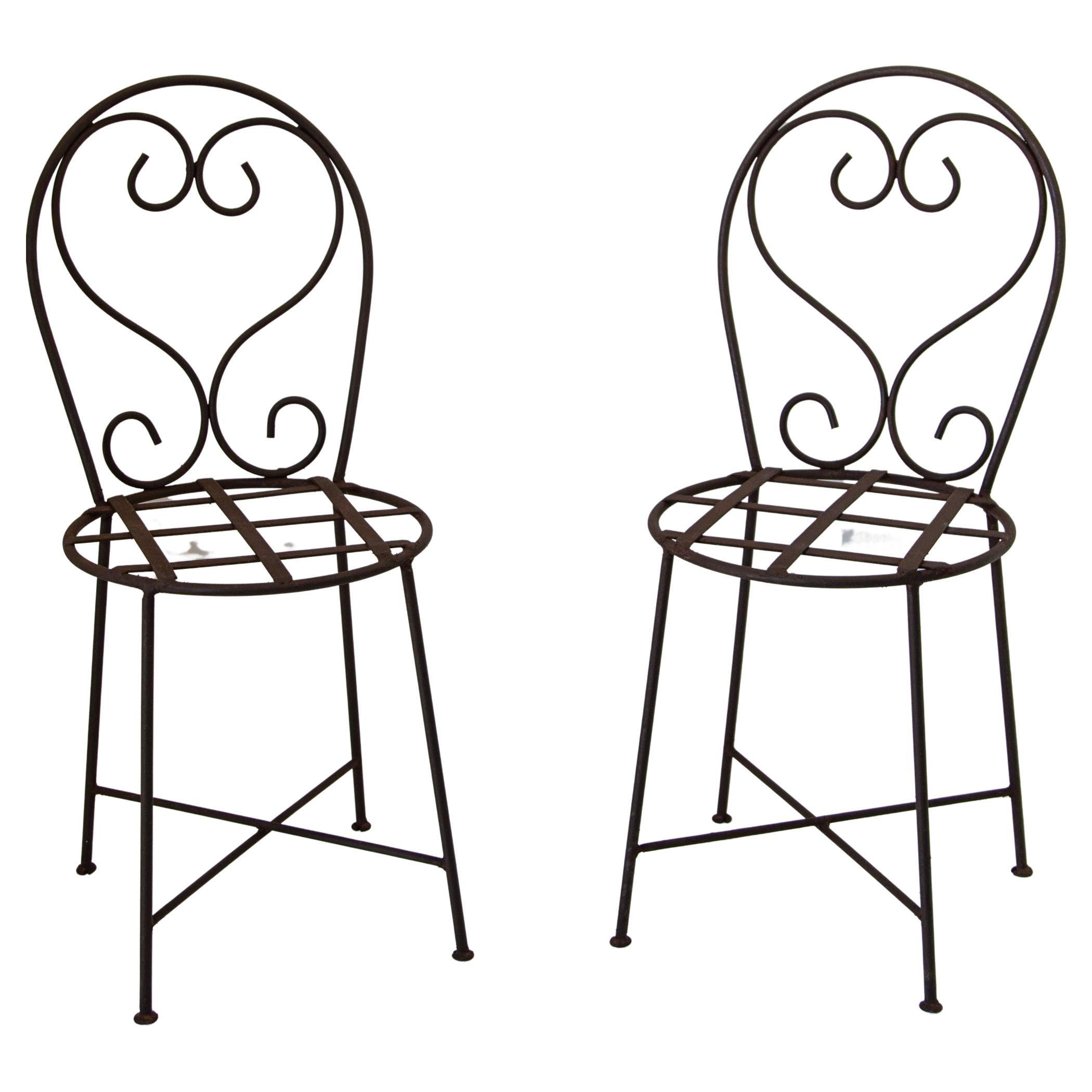 Paire de chaises de bistrot d'extérieur françaises anciennes en fer forgé en vente