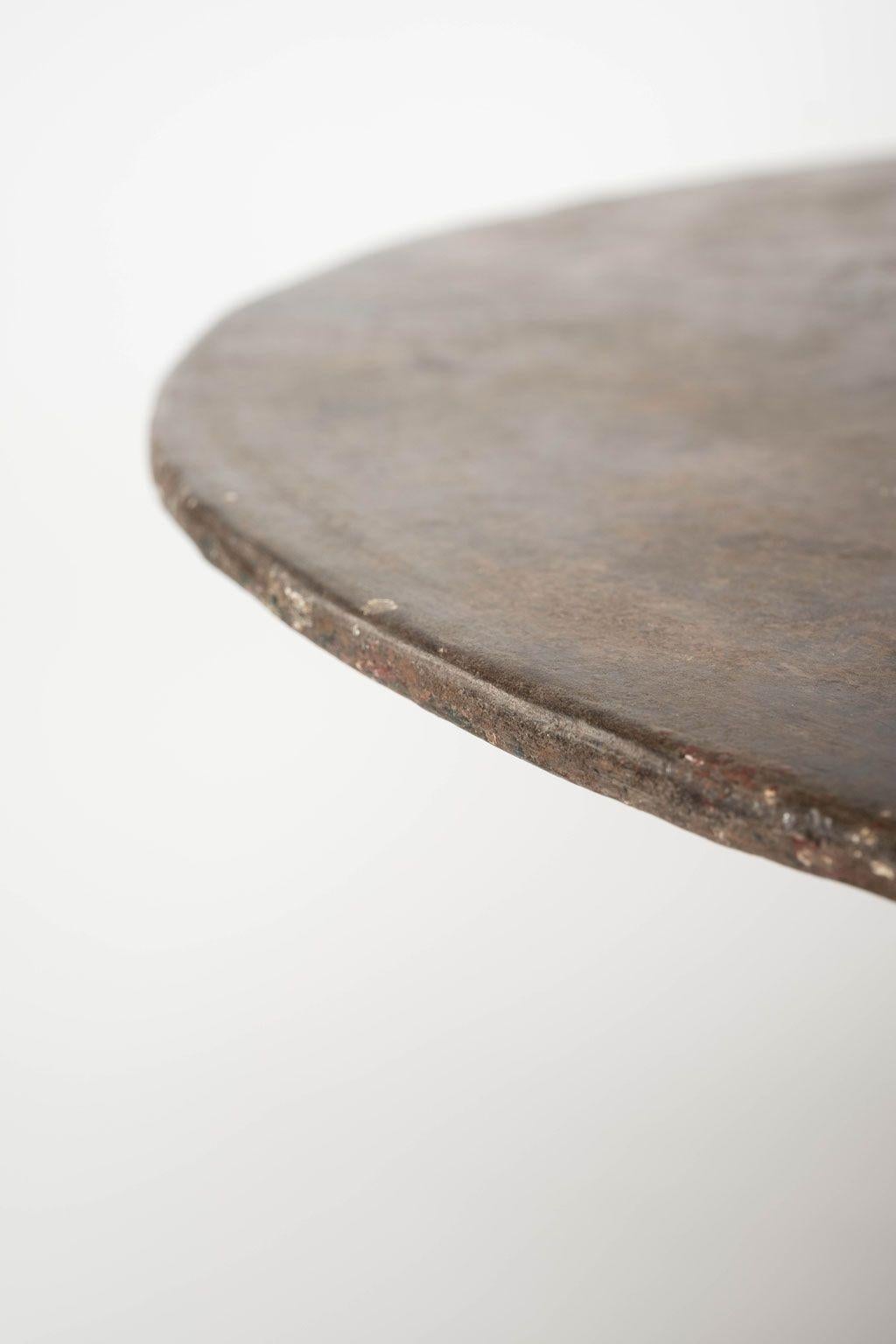 Antiker französischer runder Gartentisch aus Eisen, ca. 1860-1879. Reste früherer Anstriche.
