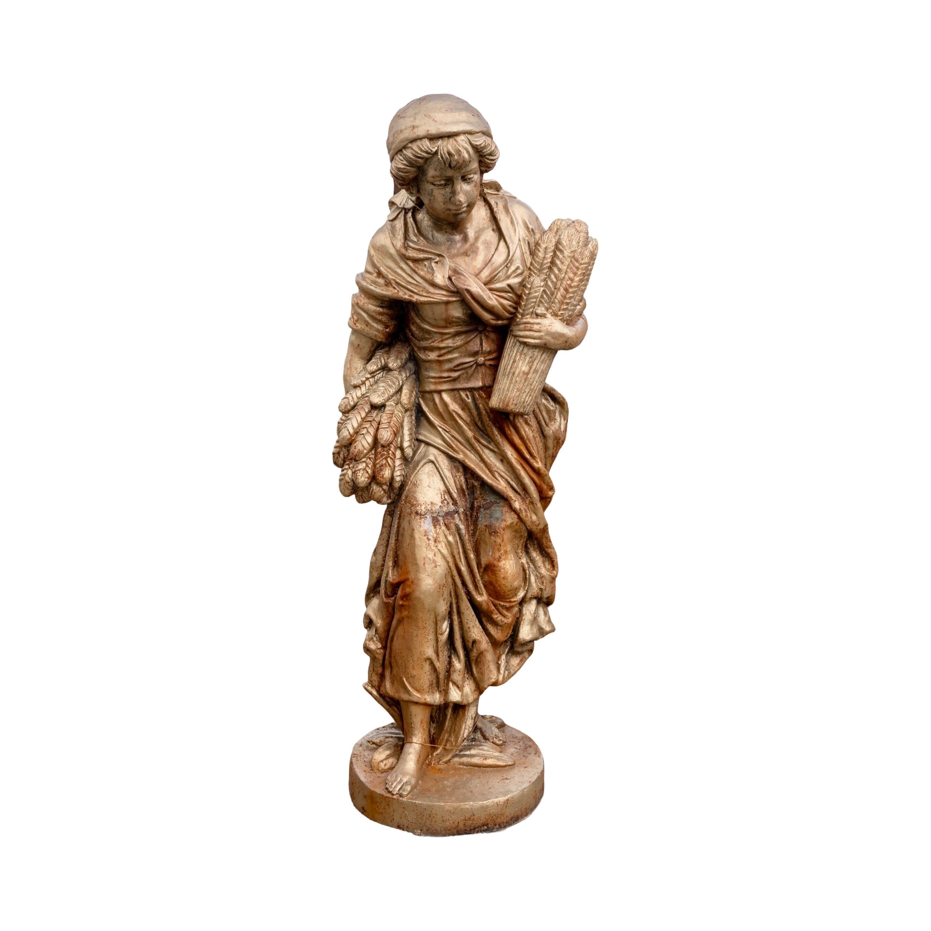 Cette statue en fonte de couleur or représente la saison du printemps, portant un panier de fleurs dans un bras. Importé de France et fabriqué au 19e siècle, il apporte une touche d'élégance et de tradition à tout espace. 
