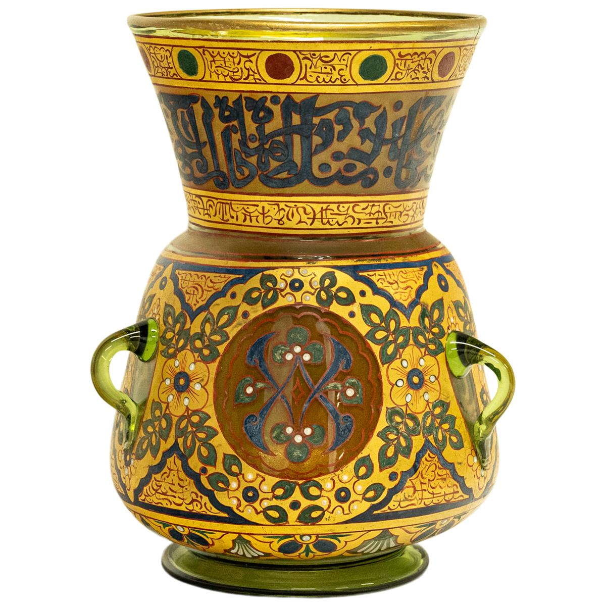 Diese sehr schöne antike Moschee-Lampe im Mamluken-Stil stammt wahrscheinlich von Phillippe-Joseph Brocard (1831-1896), hergestellt in Paris um 1880. 
Die Lampe aus mundgeblasenem Glas hat einen bauchigen Körper mit spitz zulaufendem Hals und
