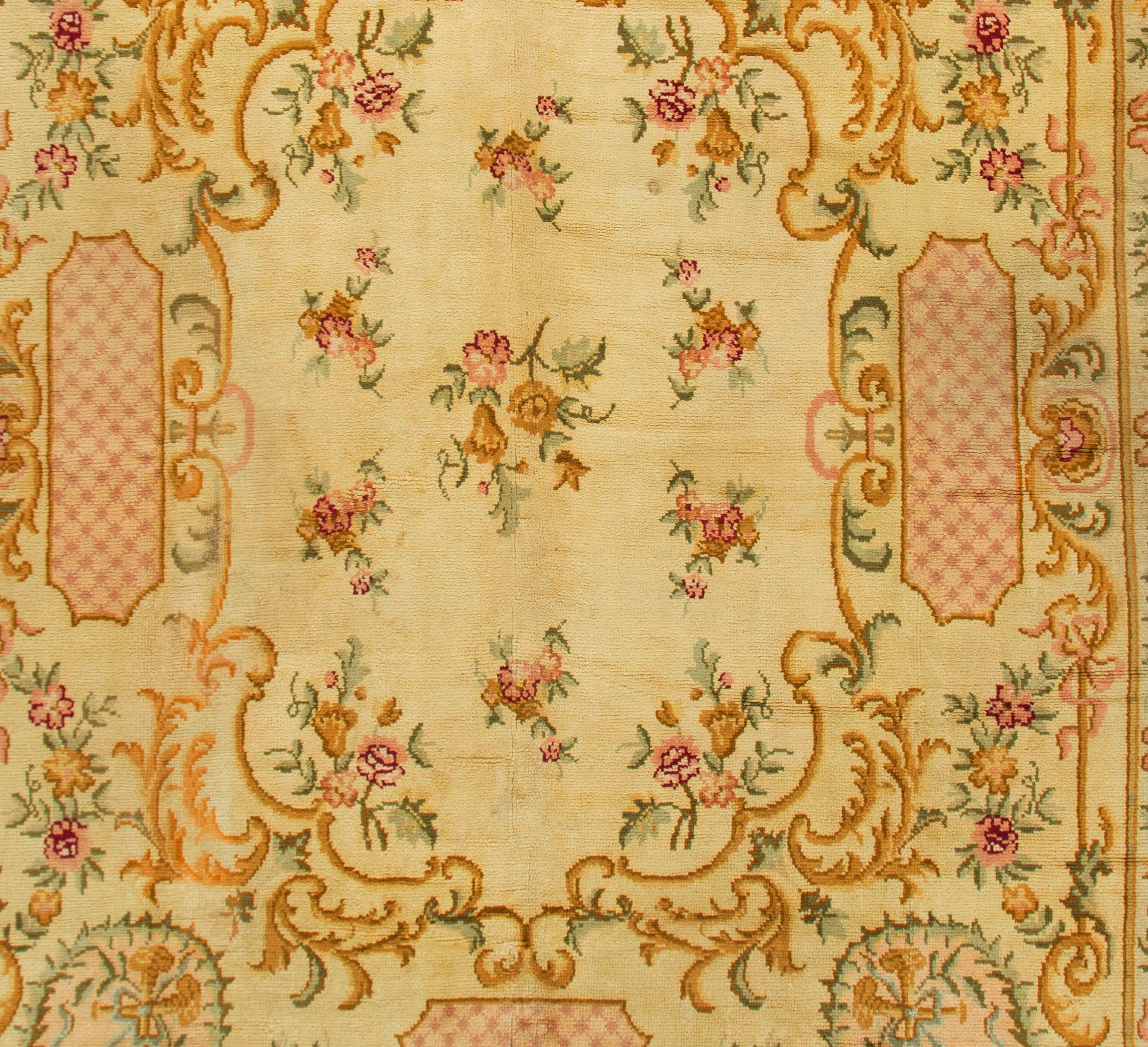 Tapis français ancien en ivoire de la Savonnerie. Tapis de la Savonnerie française à motif floral européen traditionnel, ivoire/rose tendre/multi. Taille : 10'4 x 12'8.