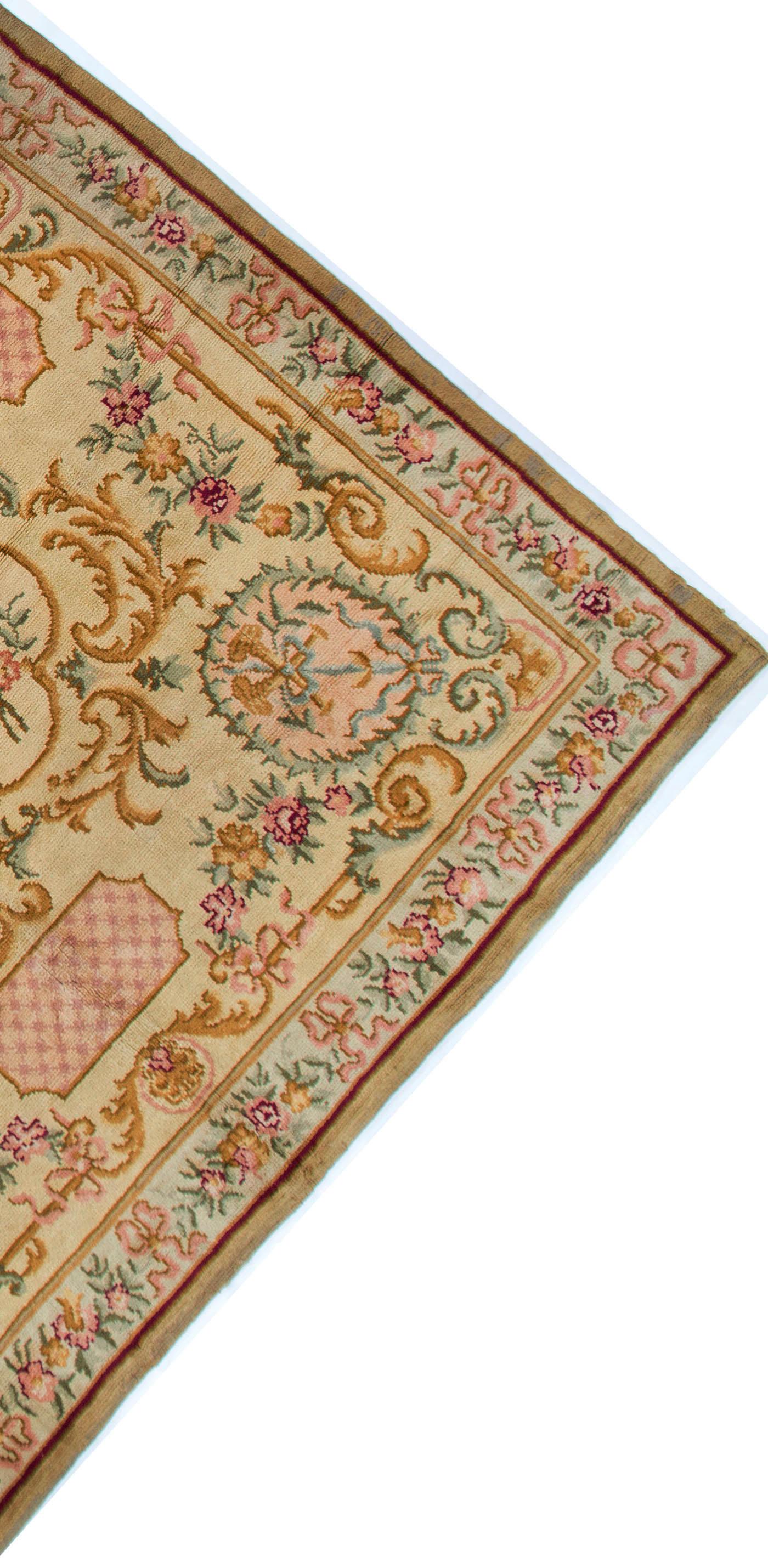 Tapis français ancien de Savonnerie ivoire  10'4 x 12'8 Bon état - En vente à New York, NY