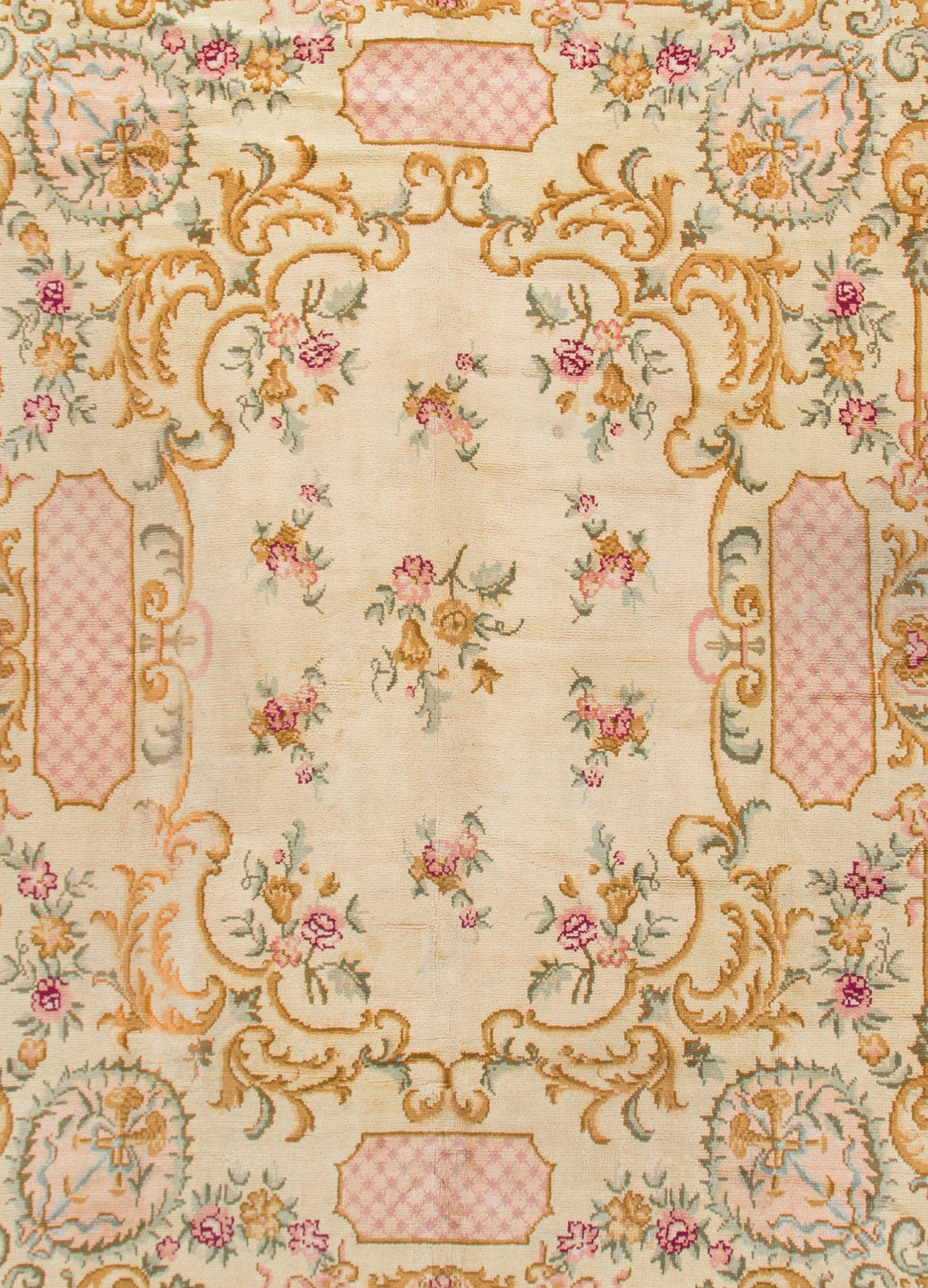 Tapis français ancien de Savonnerie ivoire  10'4 x 12'8 en vente 1