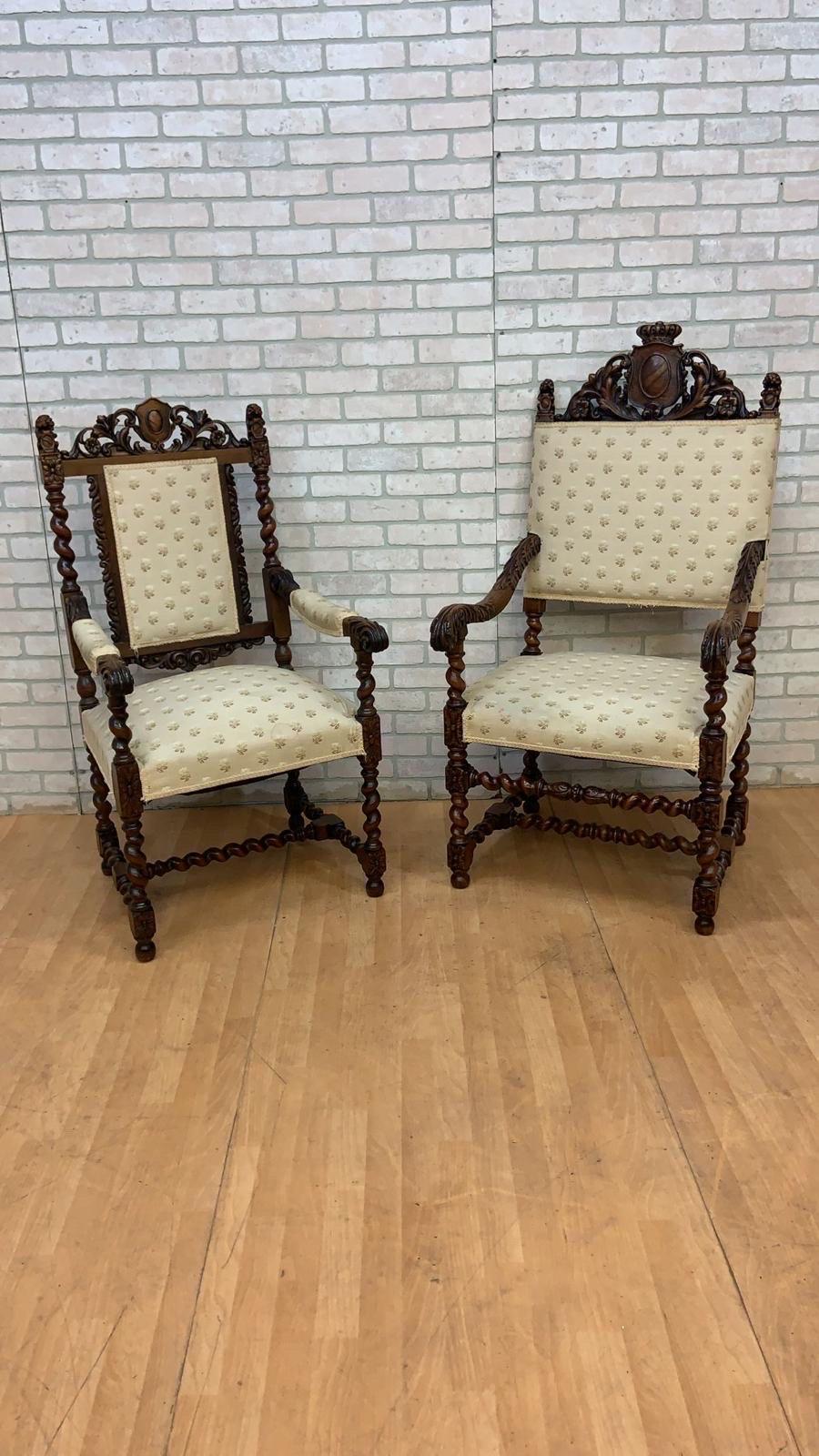 Chaises de salle à manger sculptées de style renaissance jacobéenne de la fin du 19e siècle - 8 pièces

L'ensemble comprend six fauteuils latéraux à peine torsadés et deux fauteuils d'extrémité, tous recouverts d'un tissu à motifs original, qui