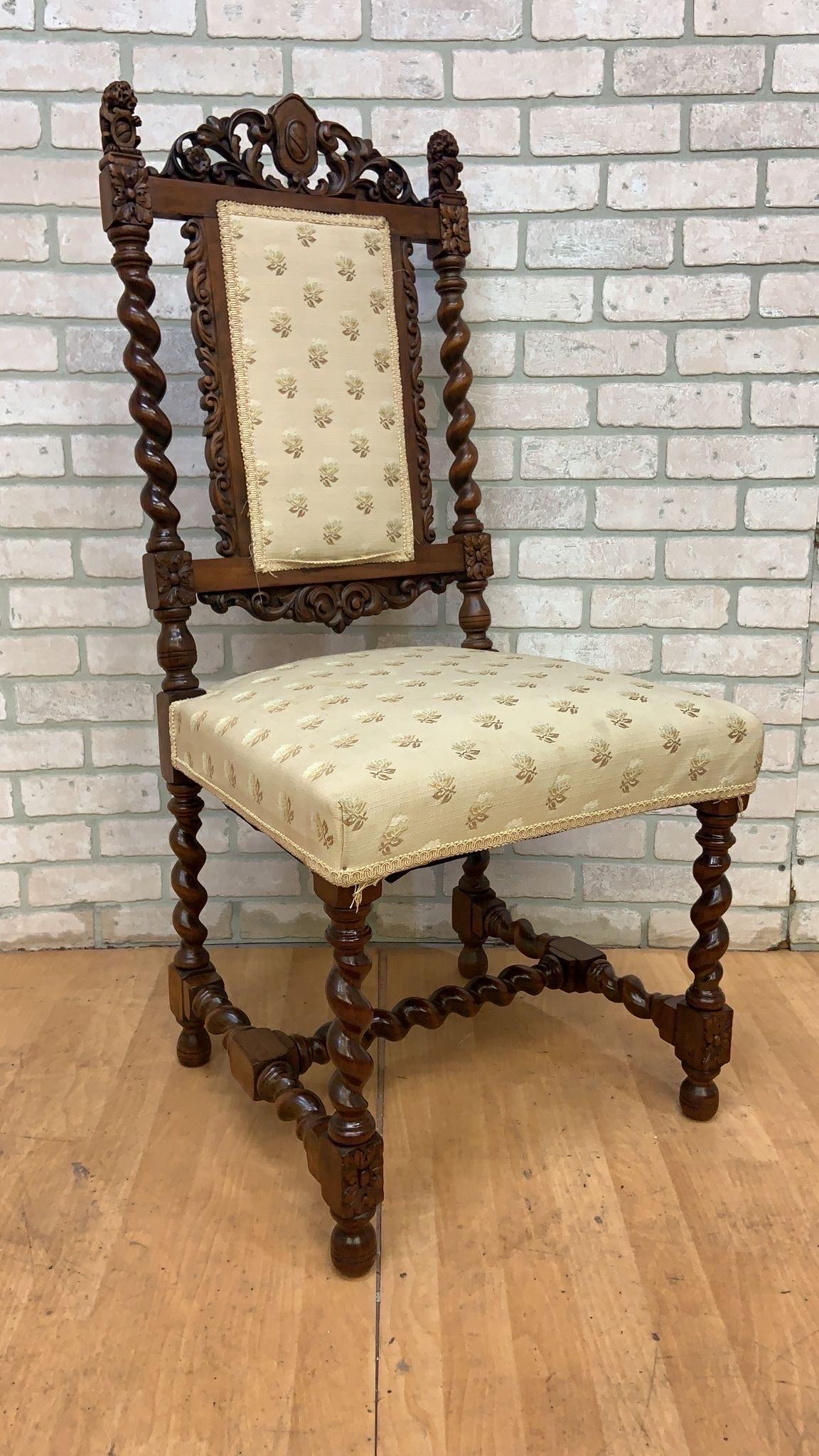 Néo-Renaissance Antique French Revive Renaissance chaises de salle à manger sculptées - 8 Set en vente