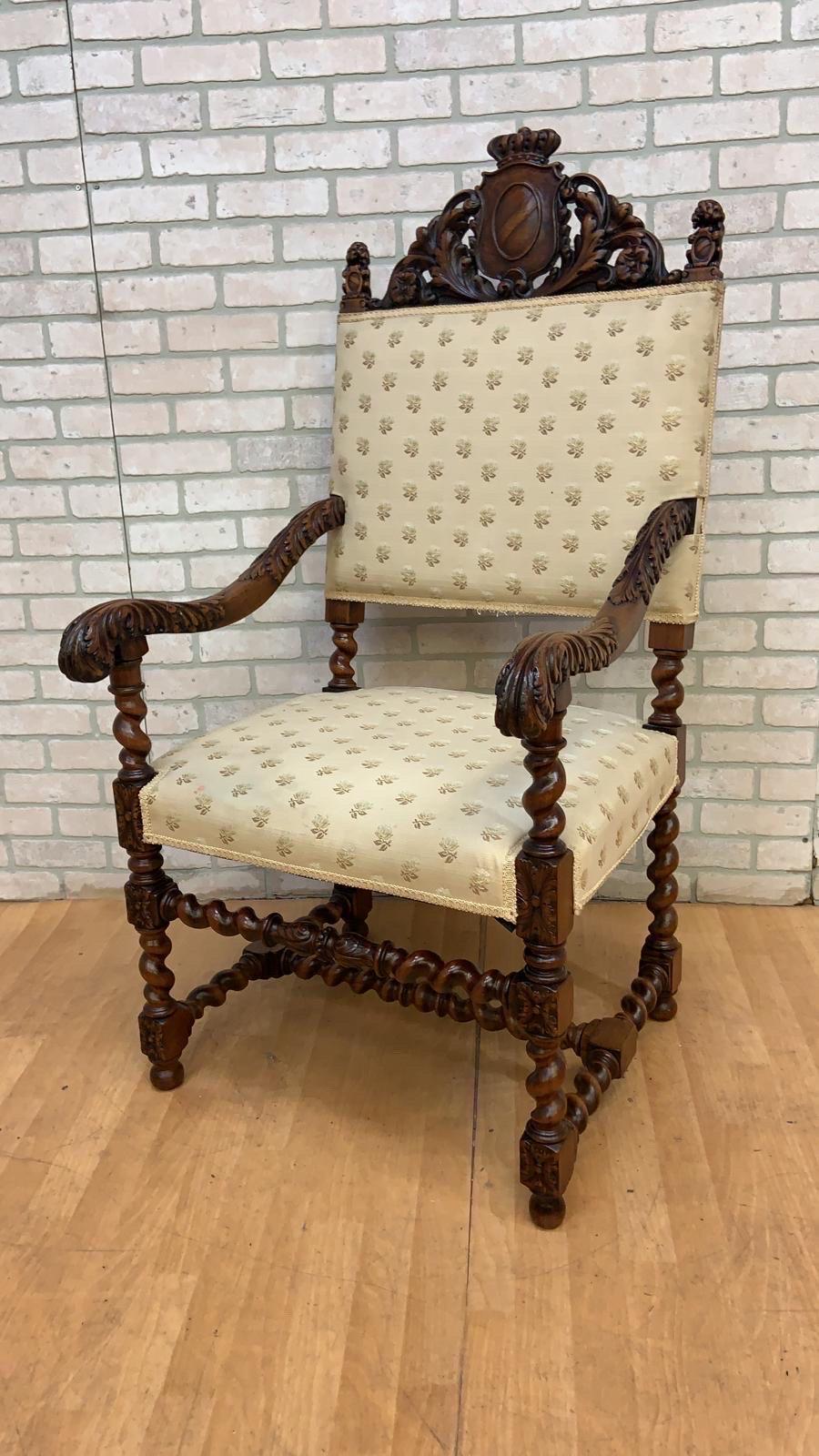 Antique French Revive Renaissance chaises de salle à manger sculptées - 8 Set Bon état - En vente à Chicago, IL
