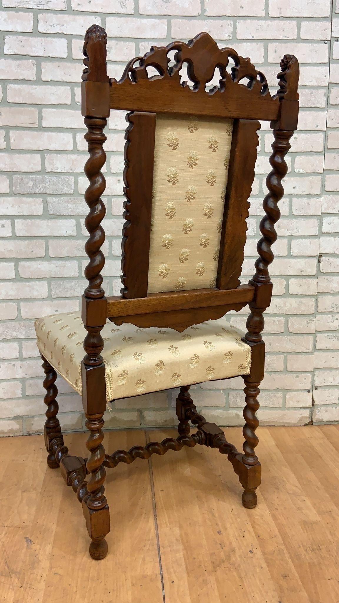 Bois Antique French Revive Renaissance chaises de salle à manger sculptées - 8 Set en vente
