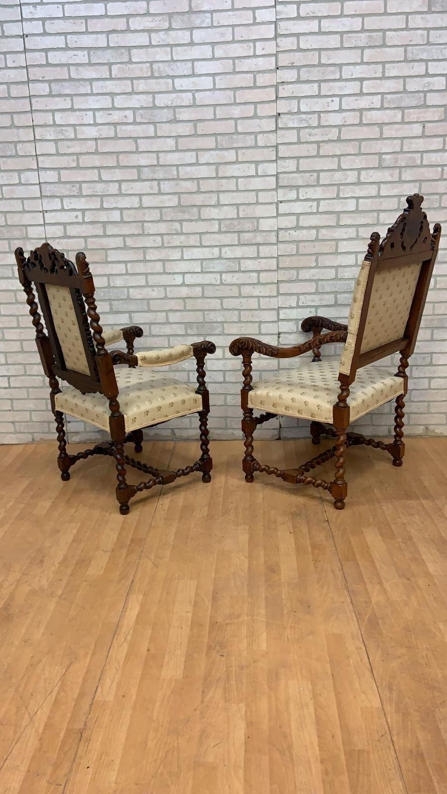 Antique French Revive Renaissance chaises de salle à manger sculptées - 8 Set en vente 1