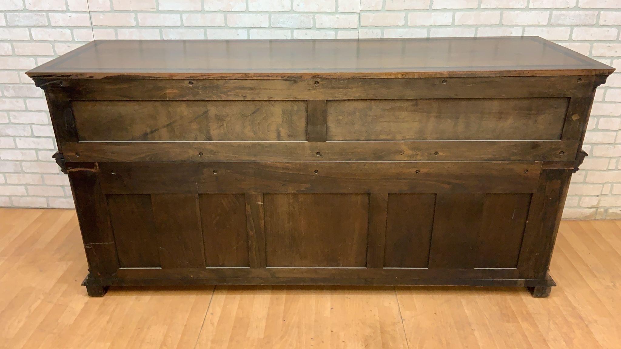 Credenza francese del XIX secolo in stile rinascimentale Jacobean Revival intagliato  

Realizzata in pregiato noce francese, questa splendida credenza a due livelli è impreziosita da intricati intagli in rilievo e da colonne scanalate affusolate di