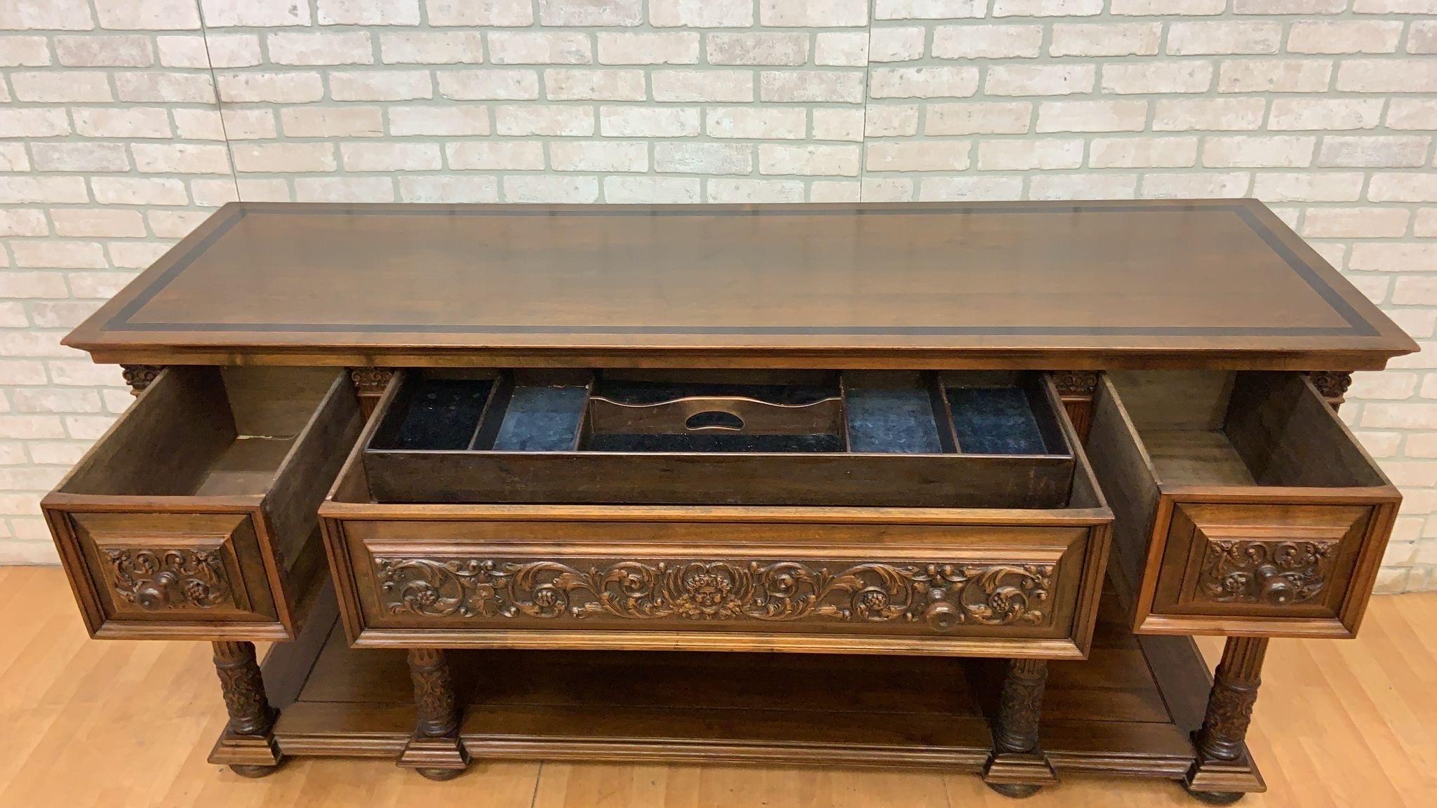 Noce Antique French Jacobean Revival Renaissance Style Carved Walnut Sideboard Buffet in vendita