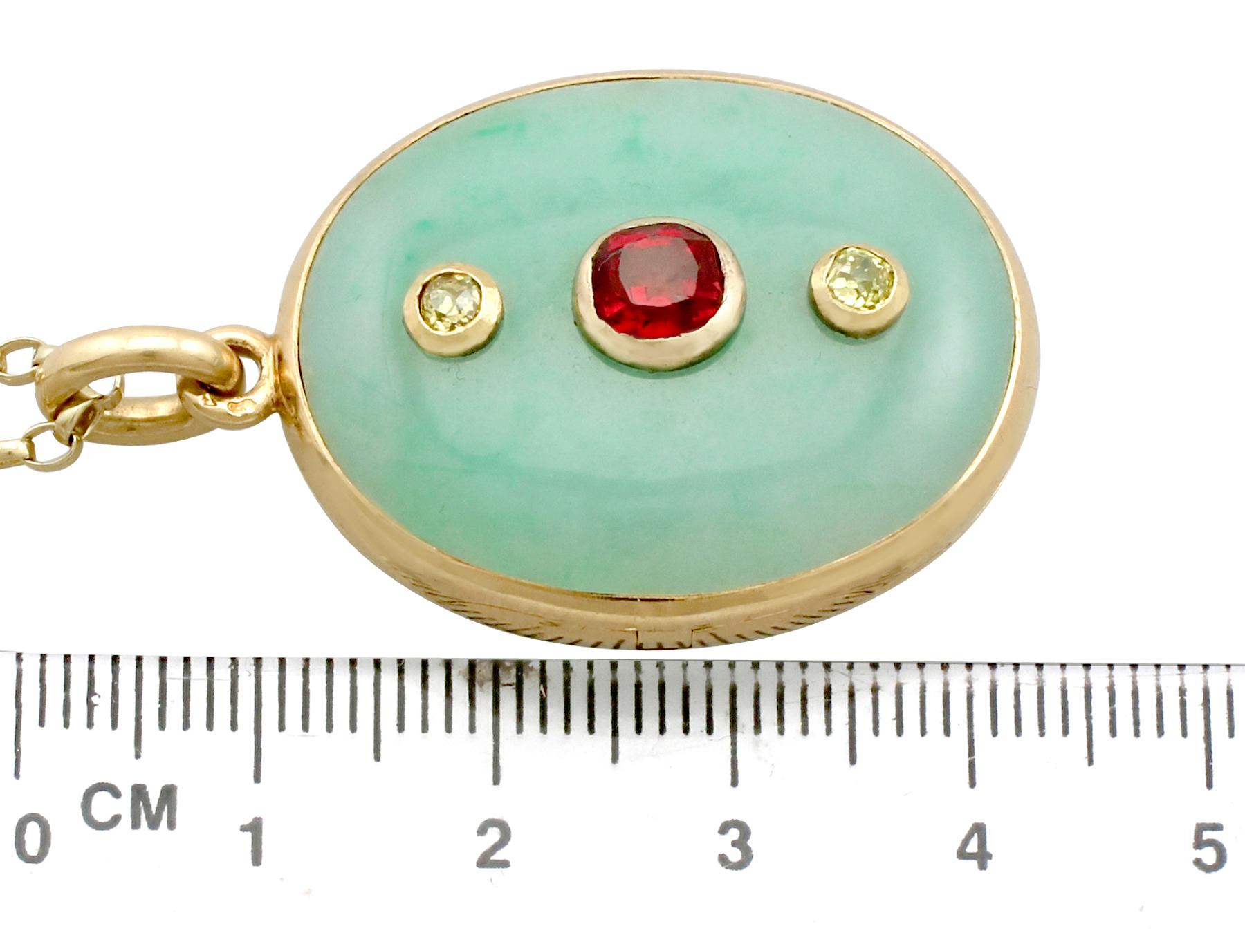 Antique French Jade and Garnet, Diamond and Yellow Gold Locket In Excellent Condition In Jesmond, Newcastle Upon Tyne
