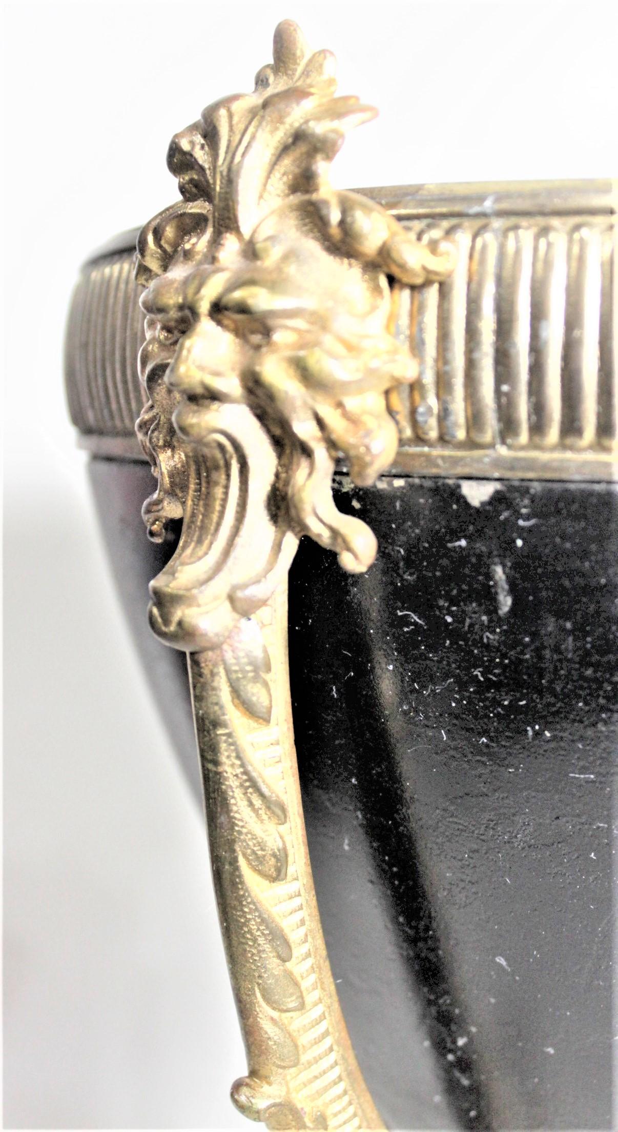 Antike französische Jardinire oder Pflanzgefäß mit figürlichen Beschlägen aus vergoldeter Bronze im Angebot 6