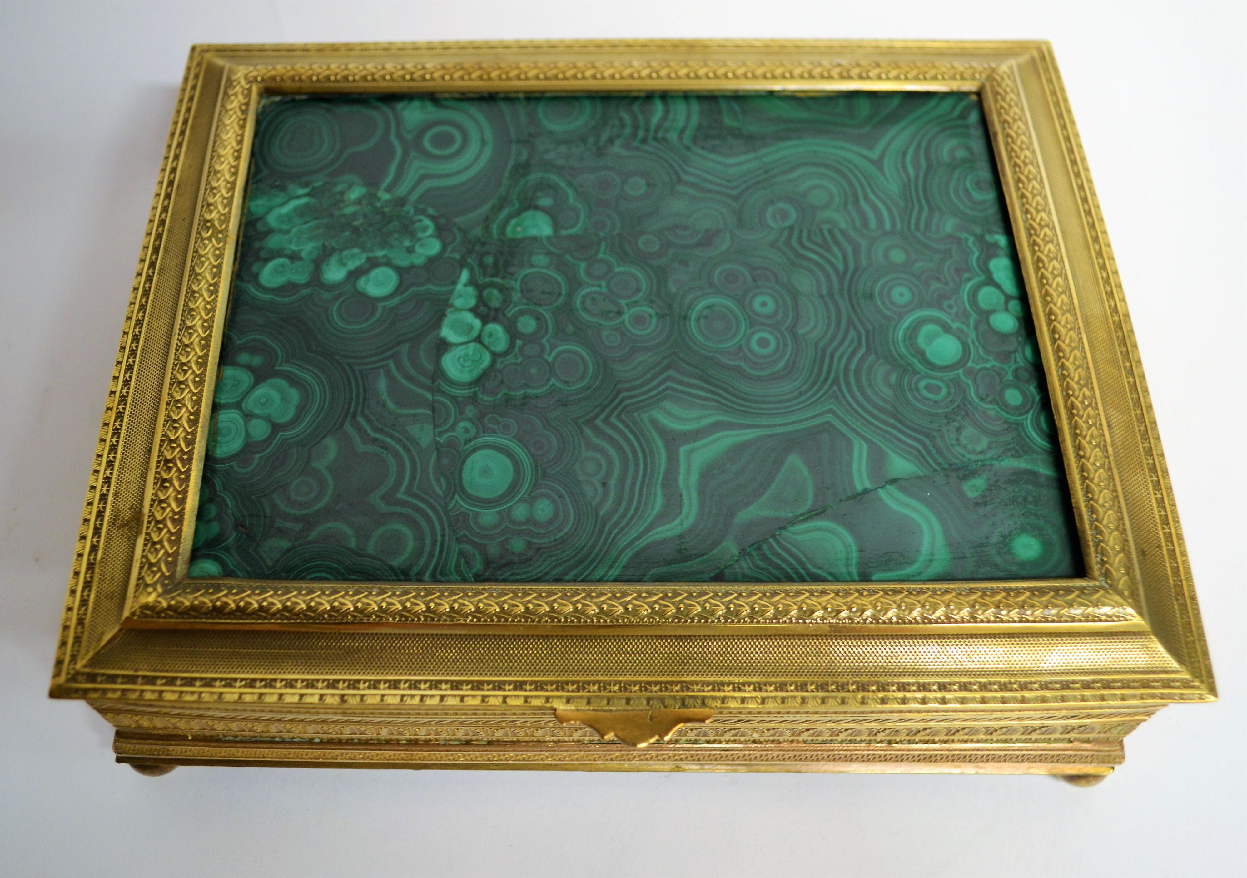C'est une jolie boîte. La malachite est superbe. Il est difficile de le photographier en raison des variations de couleur.