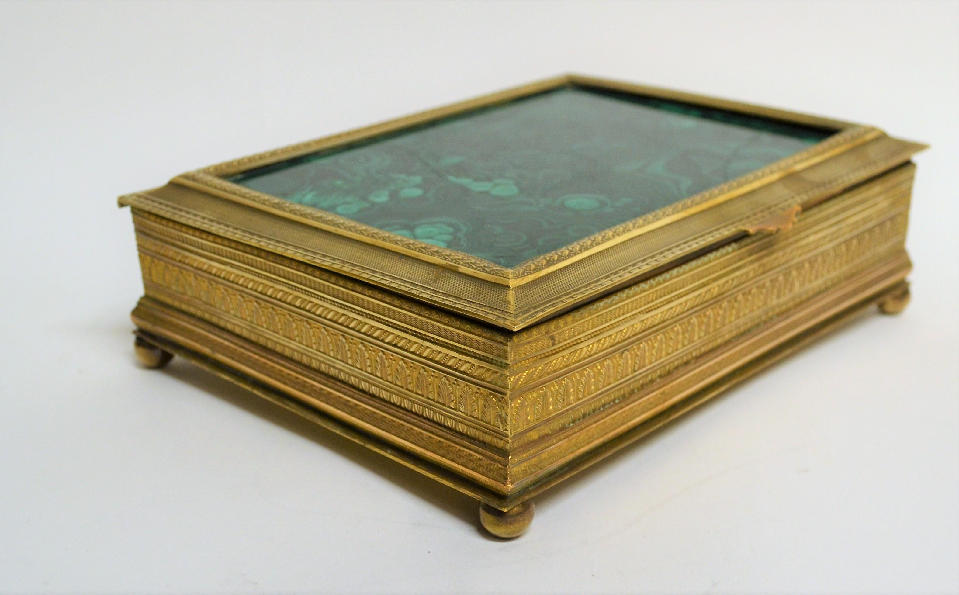 Français Boîte à bijoux française d'antiquités avec dessus en malachite, vers 1880-1890 en vente